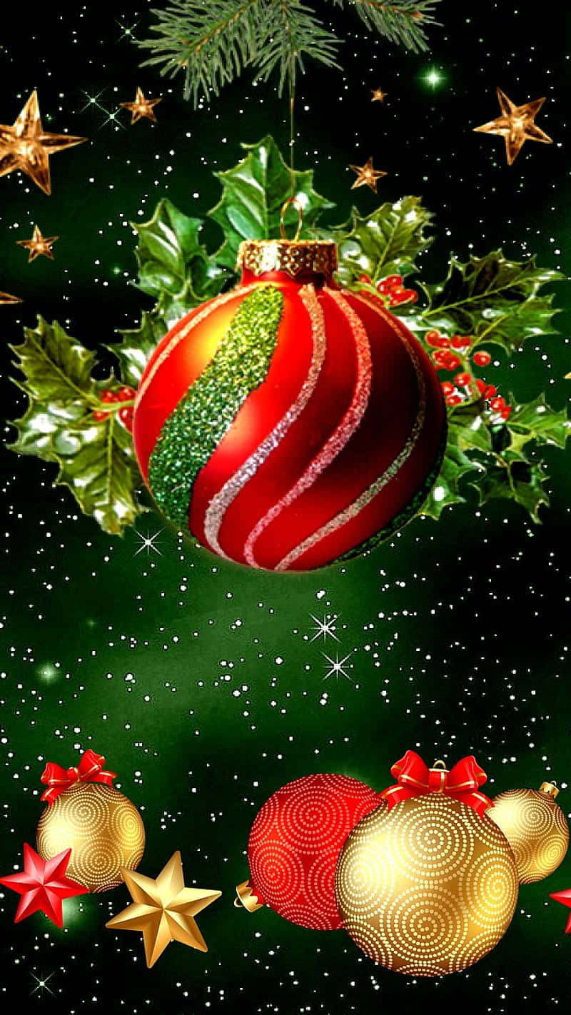 Red Christmas 桌布 壁紙 — 一個節日紅綠條紋裝飾品懸掛在冬青漿果和金色星星之間，背景是閃閃發光的深綠色。