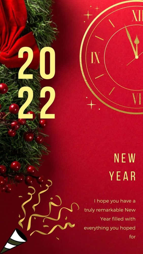 Happy New Year 2022 桌布 壁紙 — 一個節日紅色壁紙，帶有金色時鐘顯示2022年午夜，冬青漿果和新年祝福。