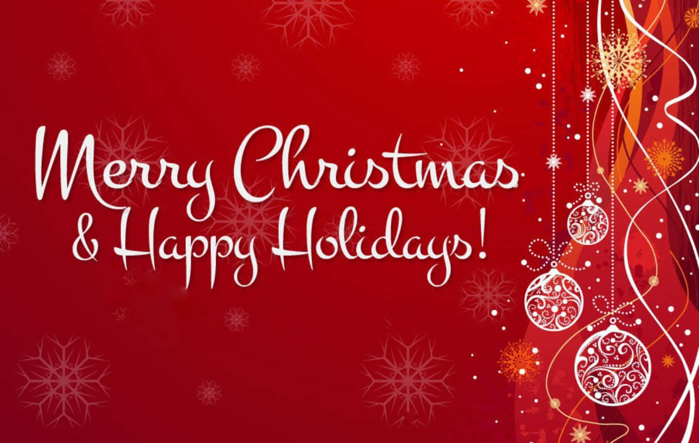 Happy Holidays 桌布 壁紙 — 一個節日紅色背景，帶有白色草書文字，寫著「聖誕快樂 & 佳節愉快」，周圍環繞著雪花和華麗的懸掛裝飾。