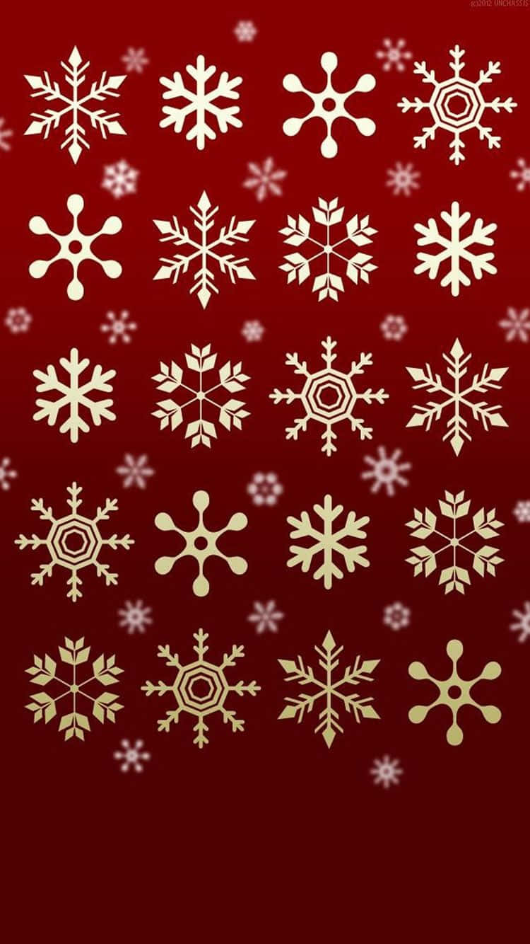 Snowflake iPhone 桌布 壁紙 — 一個節日紅色背景，飾有各種設計的複雜白色和金色雪花圖案。