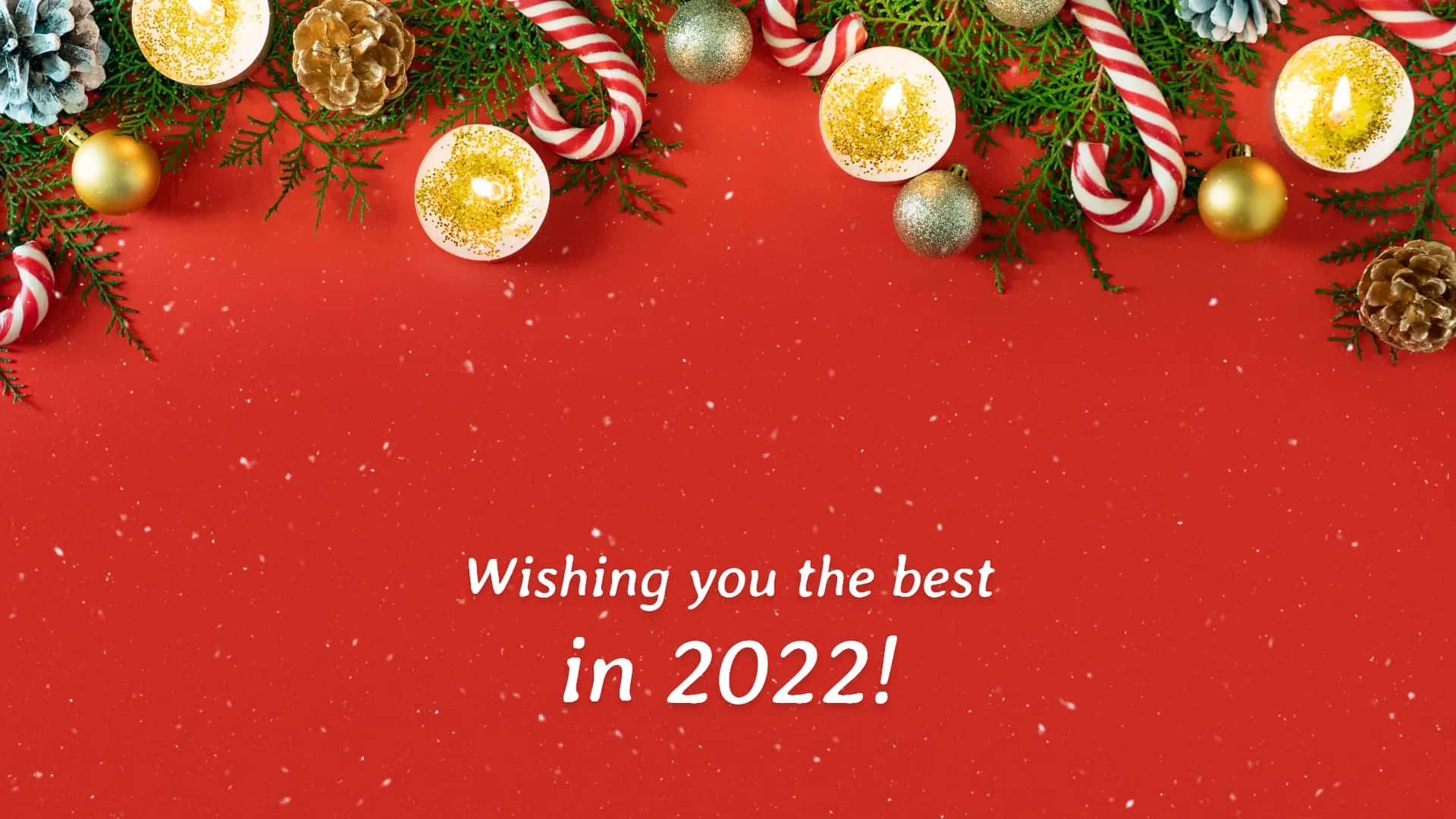 Gold Christmas 桌布 壁紙 — 一個節日紅色背景，飾有松樹枝、拐杖糖和閃閃發光的裝飾品，圍繞著新年祝福。