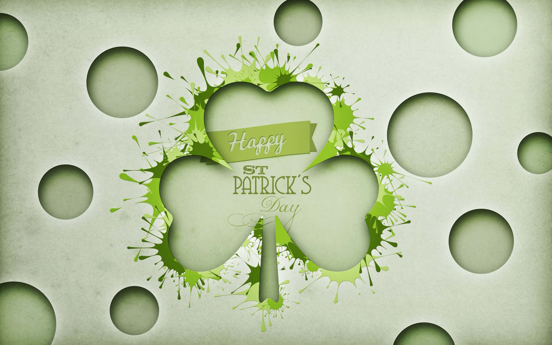 Shamrock 桌布 壁紙 — 一個節日綠色三葉草，帶有「Happy St Patrick's Day」文字，穿過帶有圓形鏤空的紋理紙背景。