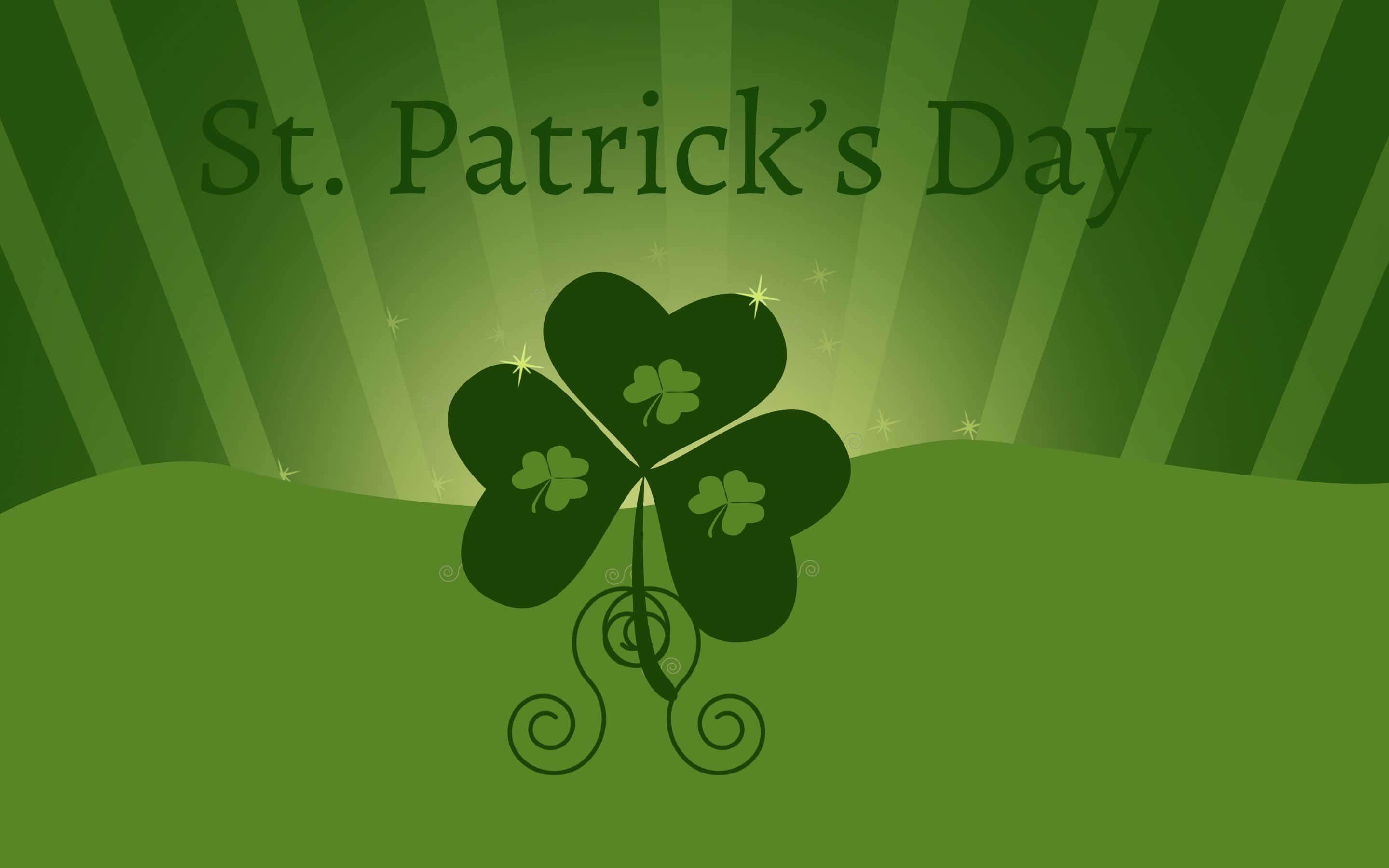 Saint Patricks Day 桌布 壁紙 — 一個節日綠色三葉草，閃爍星星在慶祝聖派翠克節的明亮條紋背景上發光。