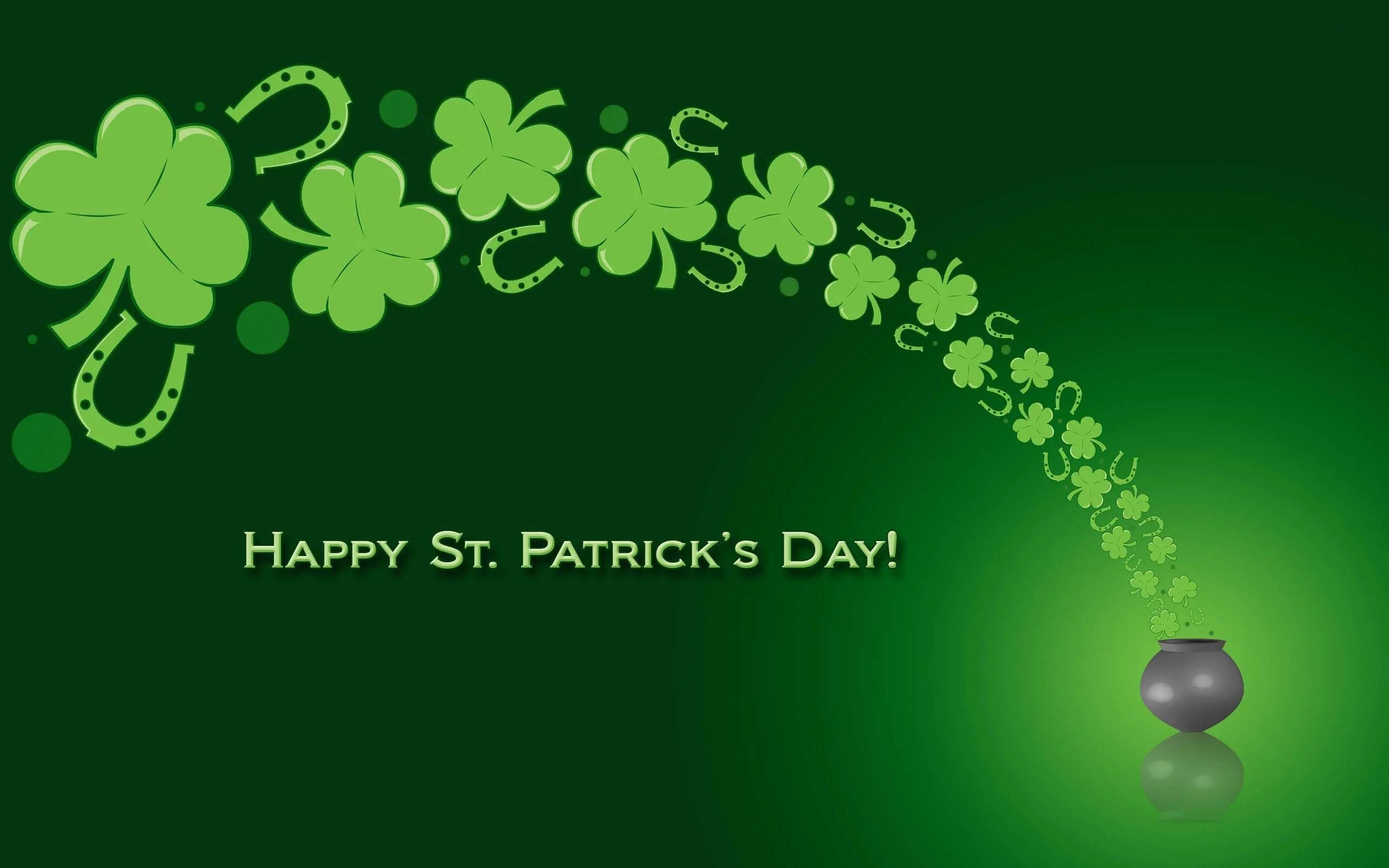 St Patrick's Day 桌布 壁紙 — 一個節日綠色漸變背景，特點是一個金鍋在慶祝文字上方灑出三葉草和馬蹄鐵，形成弧形。