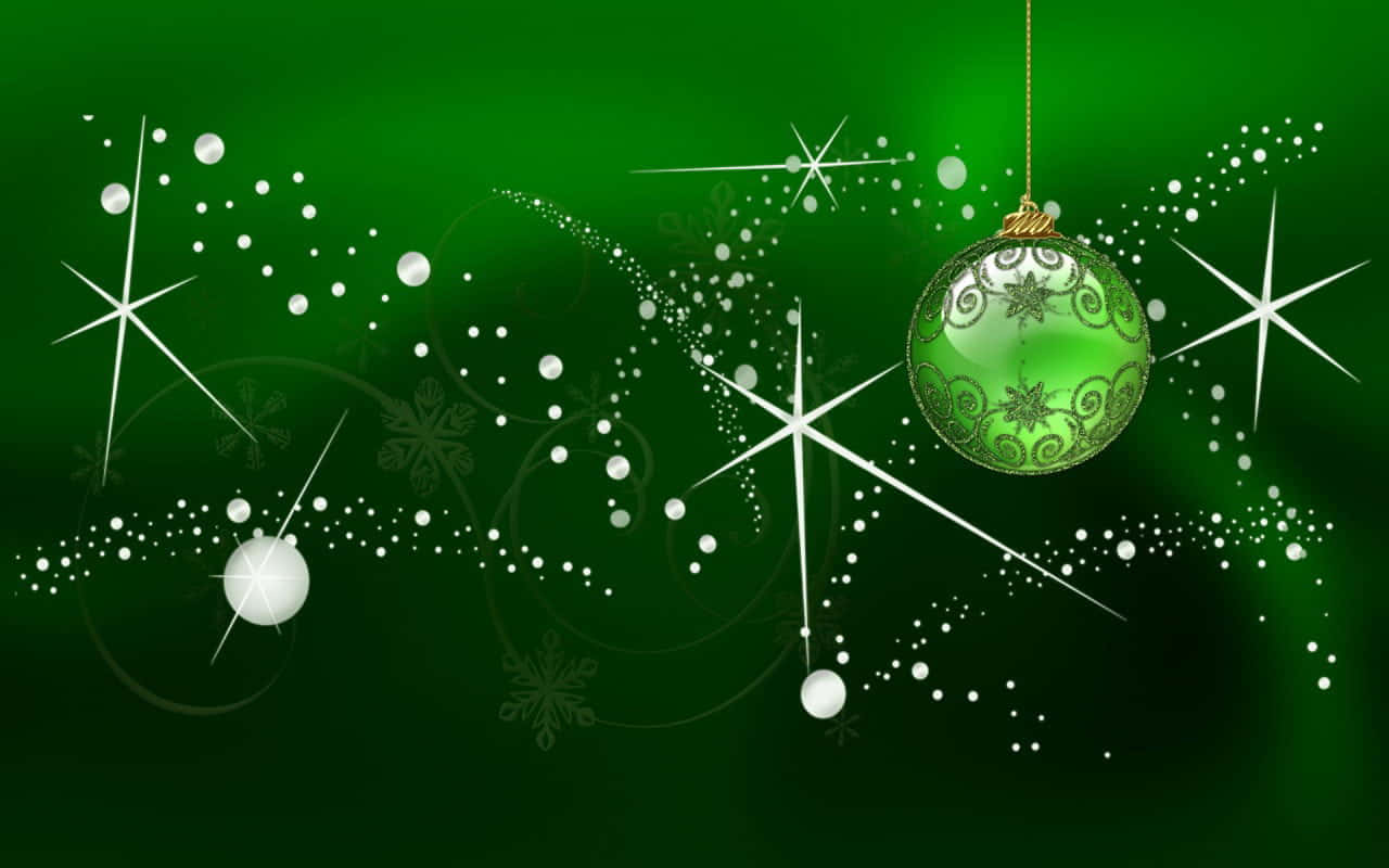 Green Christmas 桌布 壁紙 — 一個節日綠色聖誕裝飾品懸掛在閃爍的星星和雪花之間，背景是深綠色漸變。