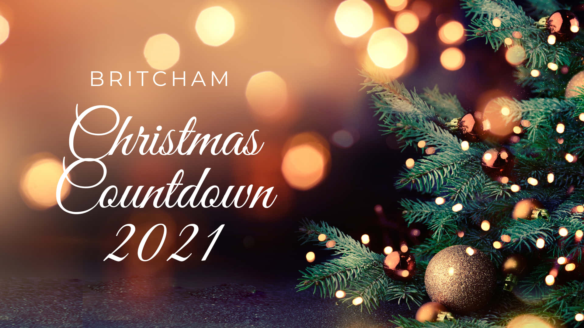 Christmas Countdown 桌布 壁紙 — 一個節日聖誕倒數圖形，帶有發光的散景燈光和裝飾著金色飾品的松樹枝。