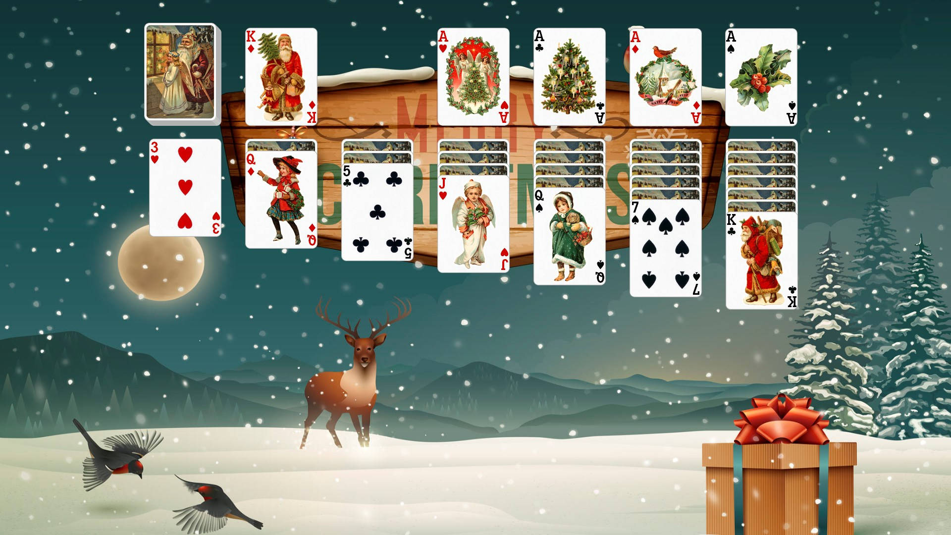 聖誕接龍遊戲，有卡牌、鹿、鳥和禮物，在雪夜場景中。 — Microsoft 壁紙