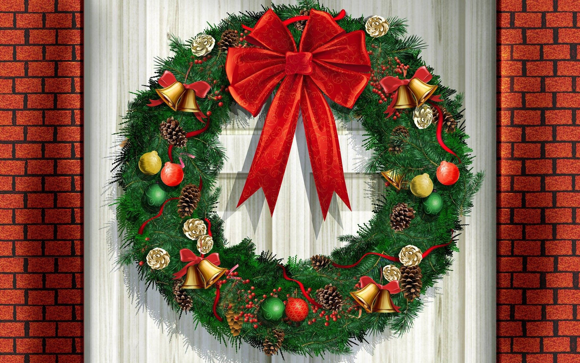 Wreath 桌布 壁紙 — 一個節日聖誕花環，帶有紅色蝴蝶結、松果和鈴鐺，掛在由紅磚牆框著的白色門上。