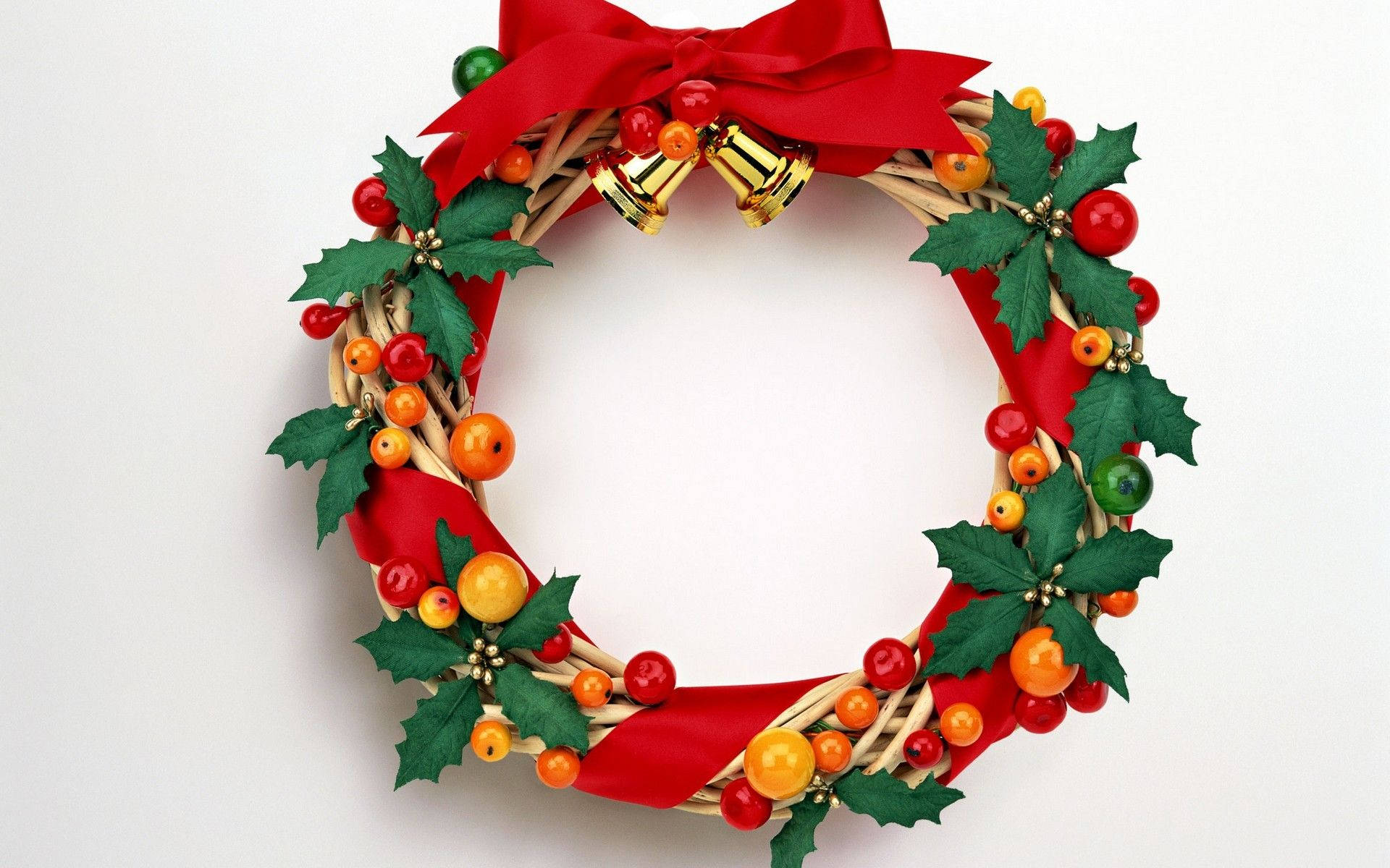 Wreath 桌布 壁紙 — 一個節日聖誕花環，飾有冬青漿果、金色鈴鐺和紅色蝴蝶結，背景為純白色。