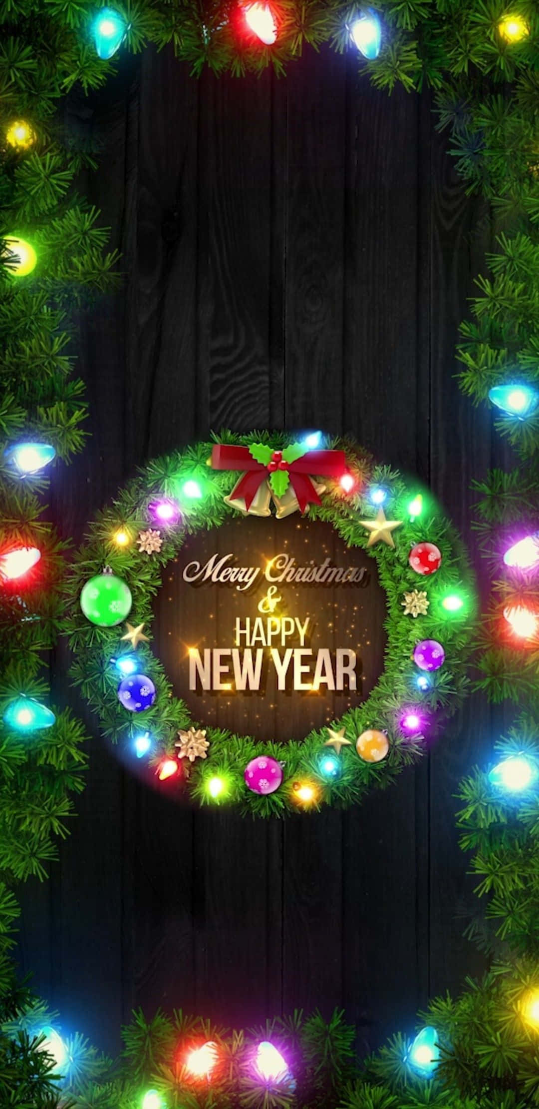 Christmas Countdown 桌布 壁紙 — 一個節日聖誕花環，飾有彩色燈光和裝飾品，框住了一個在深色木頭上發光的「聖誕快樂 & 新年快樂」標誌。