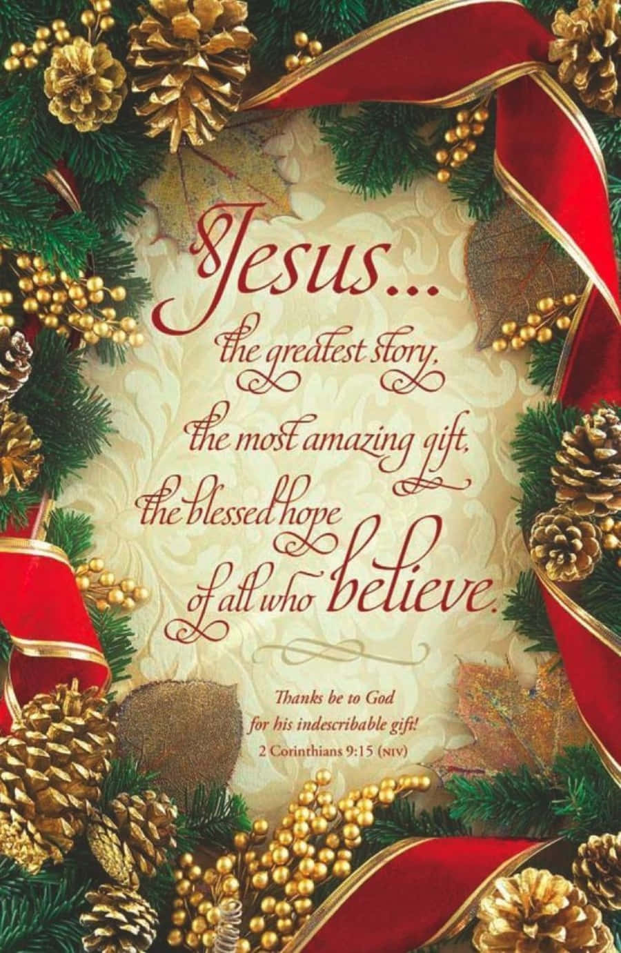 Christmas Scripture 桌布 壁紙 — 一個節日聖誕花環，飾有松果、金色珠子和紅色絲帶，環繞著優雅的手寫文字，宣告耶穌是最偉大的故事和最驚人的禮物。