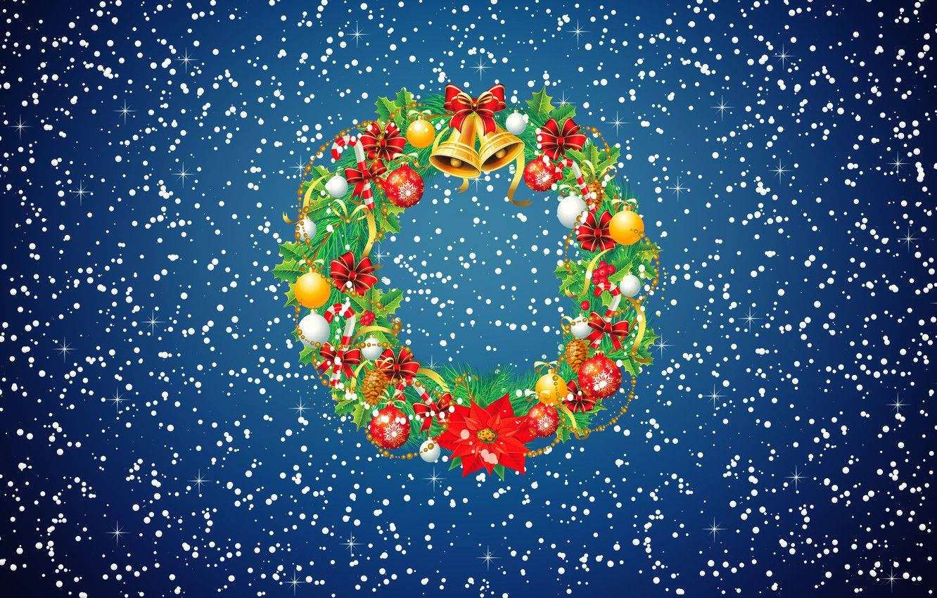 Wreath 桌布 壁紙 — 一個節日聖誕花環，飾有紅色聖誕紅、金色鈴鐺和裝飾品，在飄雪的藍色夜空中漂浮。