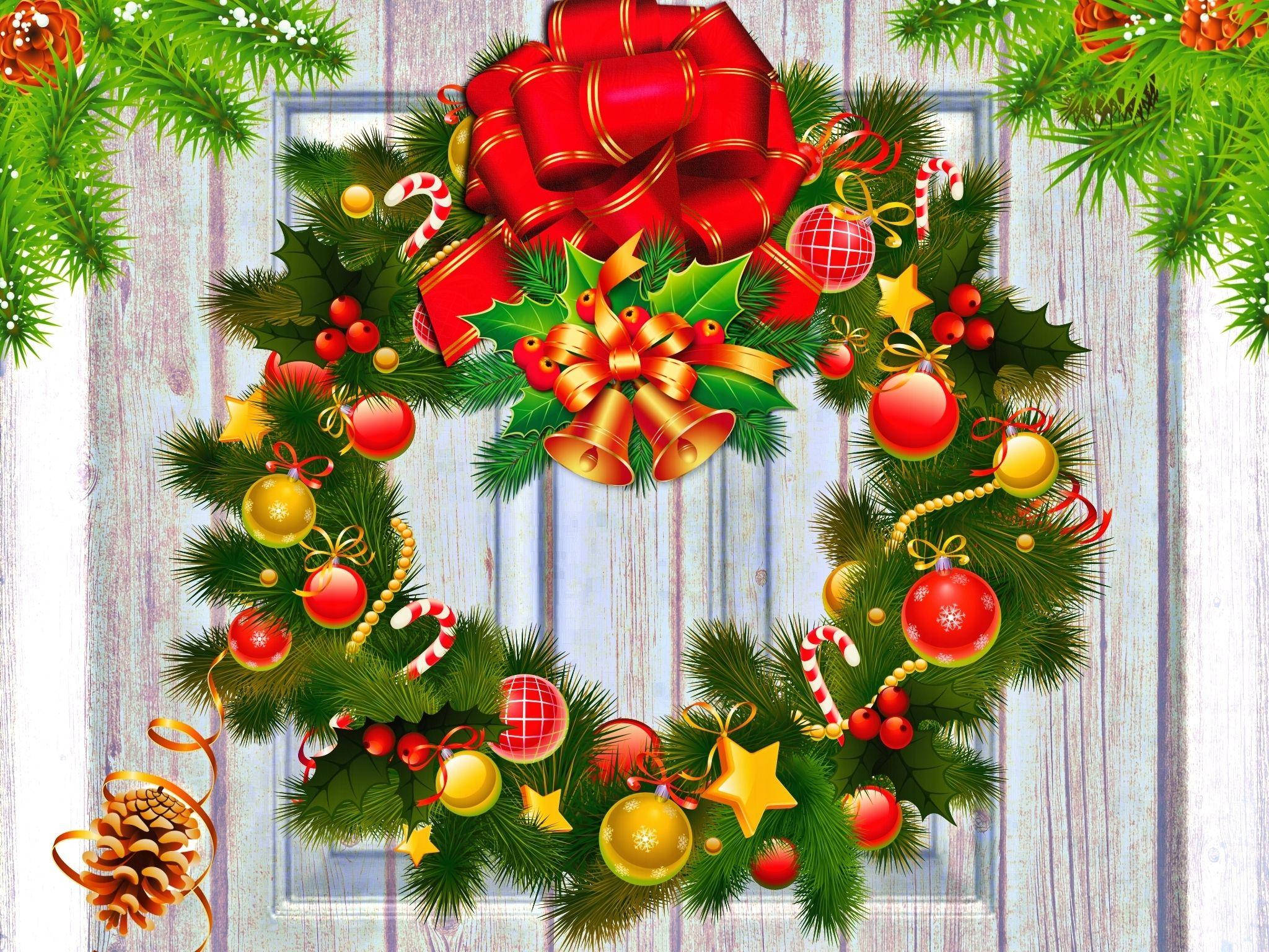 Wreath 桌布 壁紙 — 一個節日聖誕花環，飾有紅色蝴蝶結、金色鈴鐺、拐杖糖和松果，掛在風化的木門上。