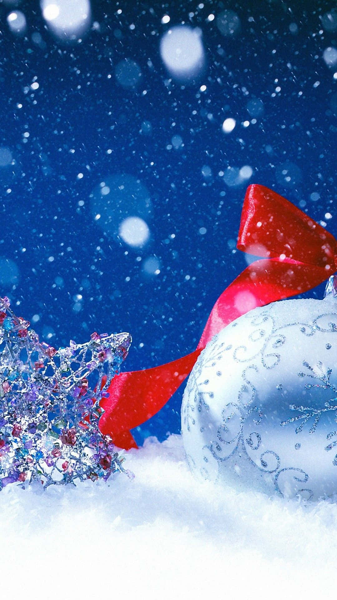 White Christmas iPhone 桌布 壁紙 — 一個節日聖誕裝飾和閃爍的星星躺在新鮮的雪中，在雪白的藍天下。
