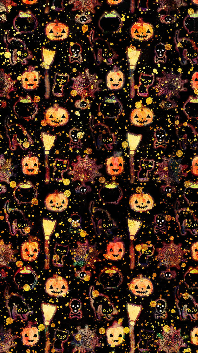 Cute Pumpkin iPhone 桌布 壁紙 — 一個節日萬聖節壁紙圖案，特色是發光的南瓜燈、掃帚柄、黑貓和蜘蛛網，在帶有金色閃光的深色背景上。