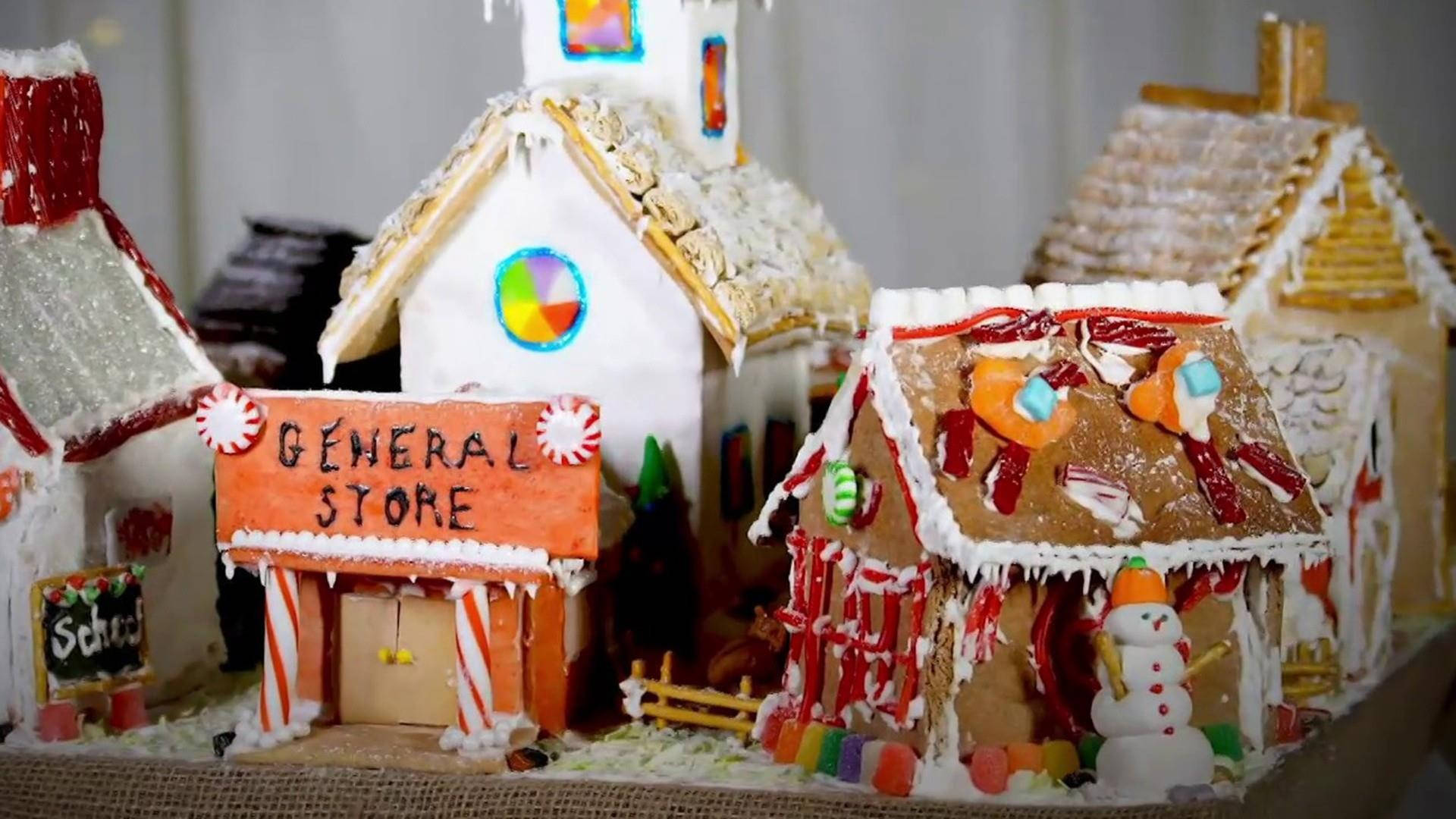 Gingerbread House 桌布 壁紙 — 一個節日薑餅村莊，有拐杖糖柱、雪人和色彩繽紛的店面，在柔和溫暖的燈光下。