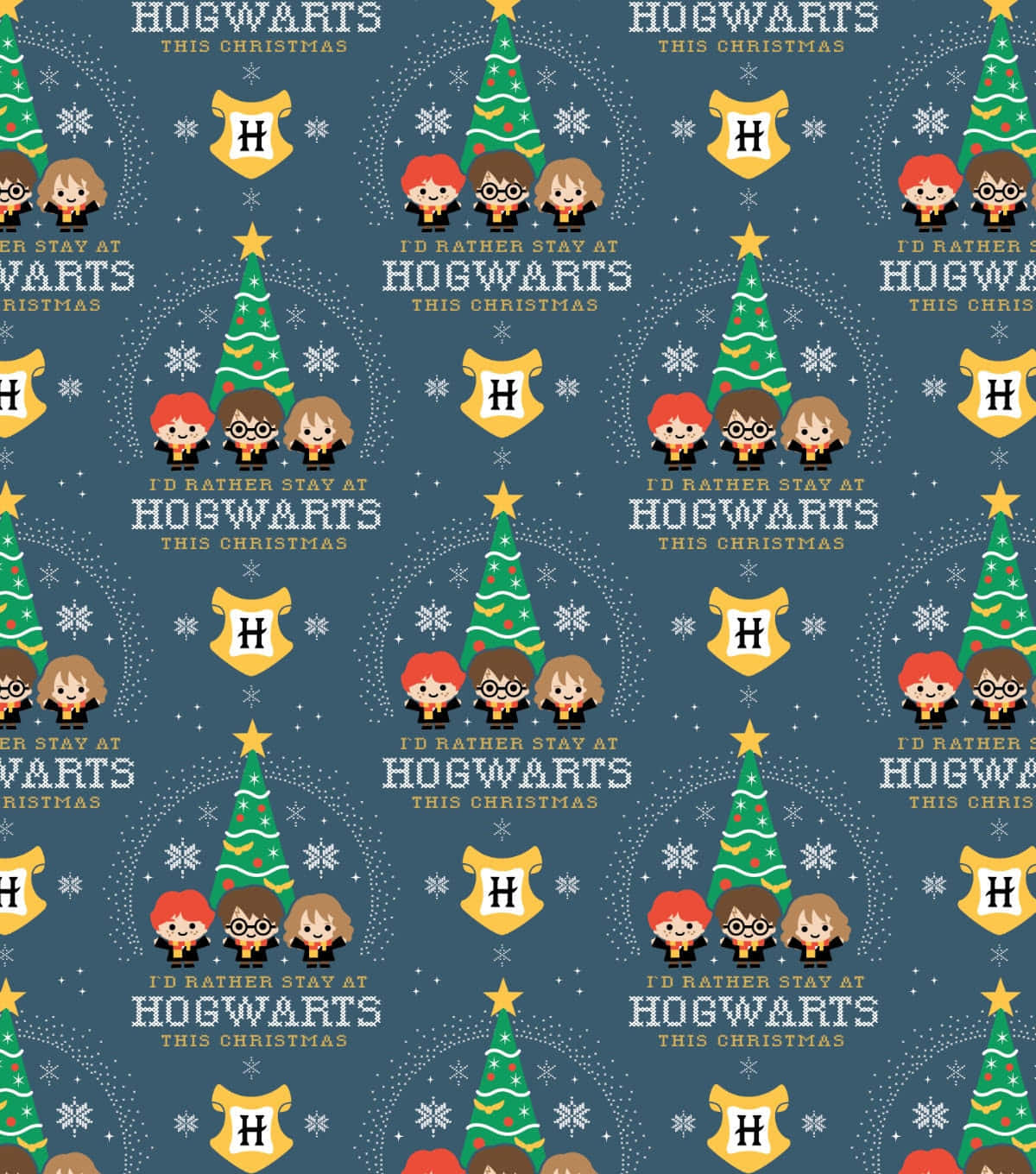 Christmas At Hogwarts 桌布 壁紙 — 一個節日重複圖案，以深藍色雪景背景上的哈利波特角色、聖誕樹和霍格華茲徽章為特色。