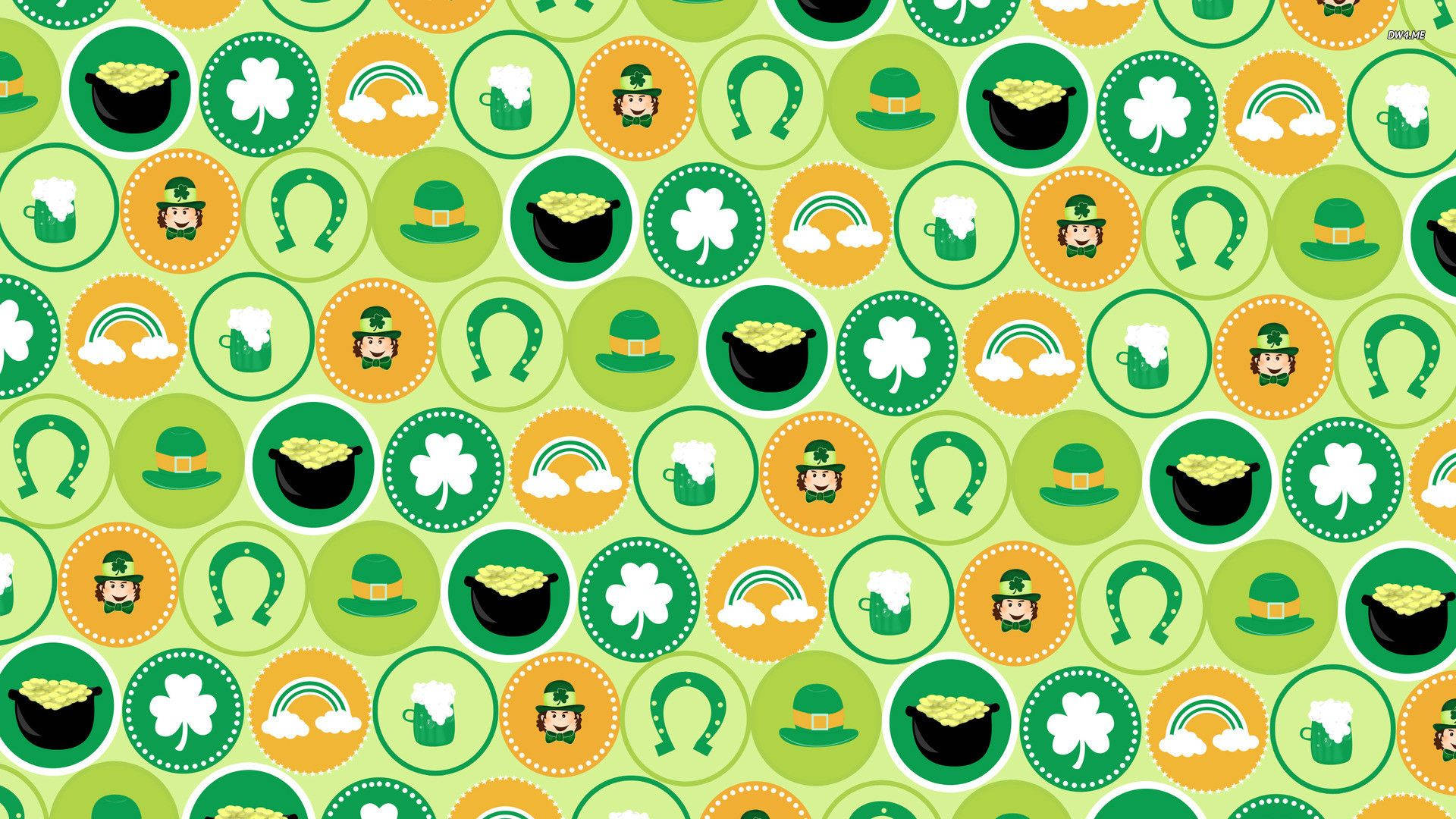 St Patrick's Day 桌布 壁紙 — 一個節日重複圖案，包含聖派翠克節圖標，如金鍋、彩虹和小妖精，在綠色和橙色圓圈中。