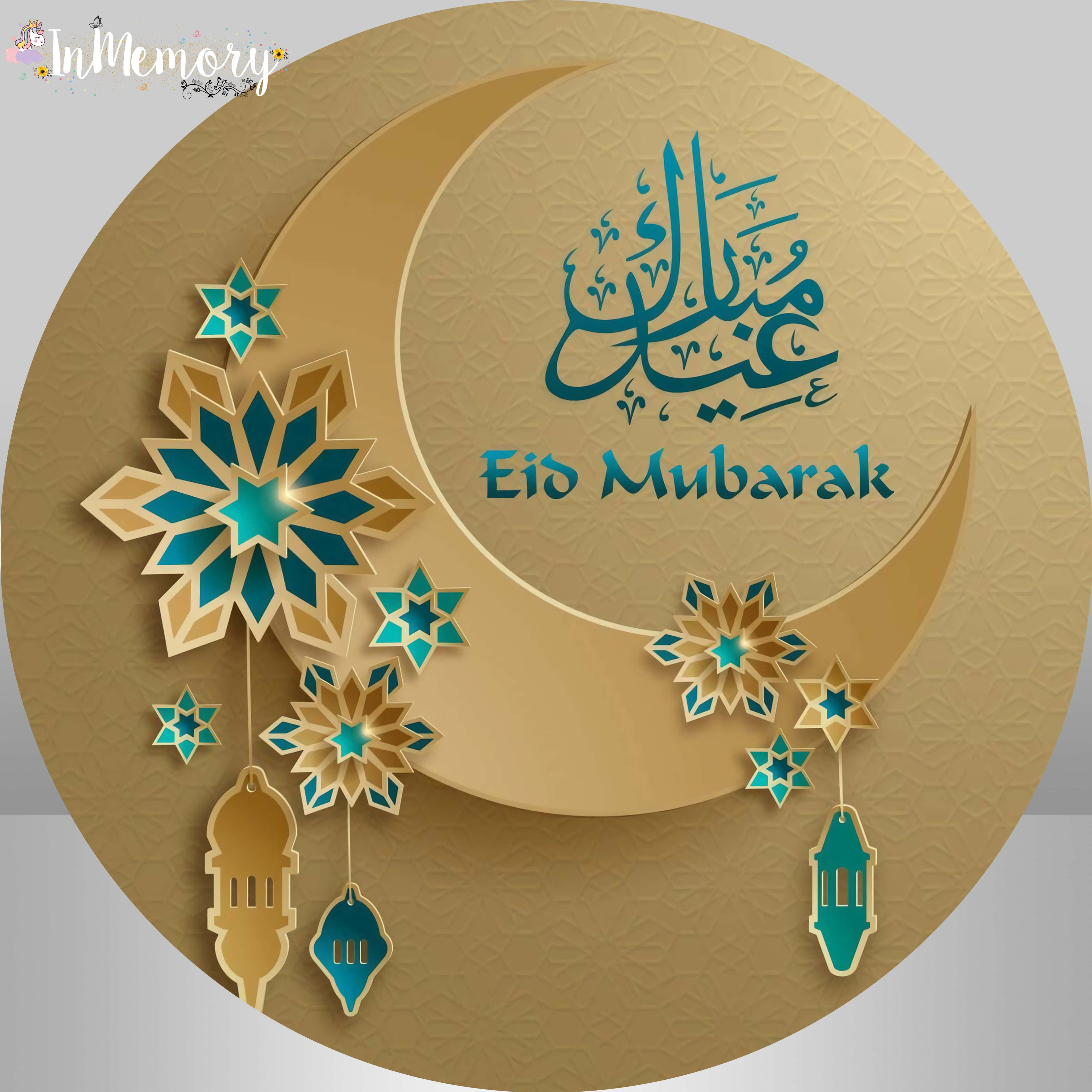 Eid Mubarak 桌布 壁紙 — 一個節日金色新月，飾有青綠色和金色的幾何星星和燈籠，帶有優雅的阿拉伯書法和「Eid Mubarak」文字。