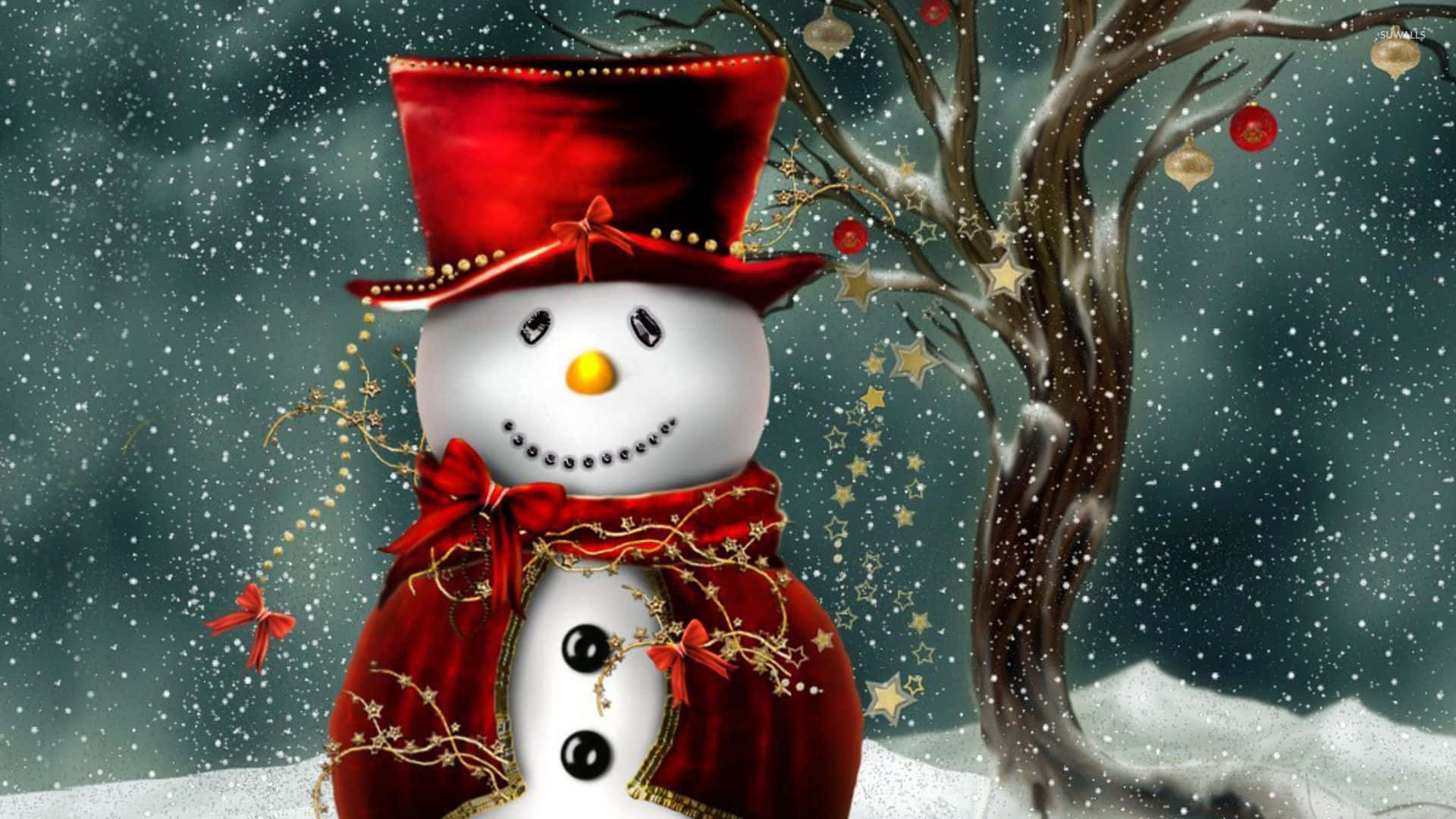 Christmas Snowman 桌布 壁紙 — 一個節日雪人戴著紅色高帽和天鵝絨斗篷，站在一棵被雪覆蓋、裝飾著飾物的樹旁，雪花飄落。