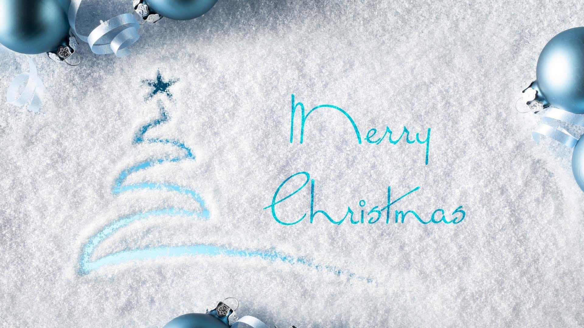 雪 桌布 壁紙 — 一個節日雪景，有藍色粉筆聖誕樹和「聖誕快樂」訊息，周圍環繞著藍色裝飾品。