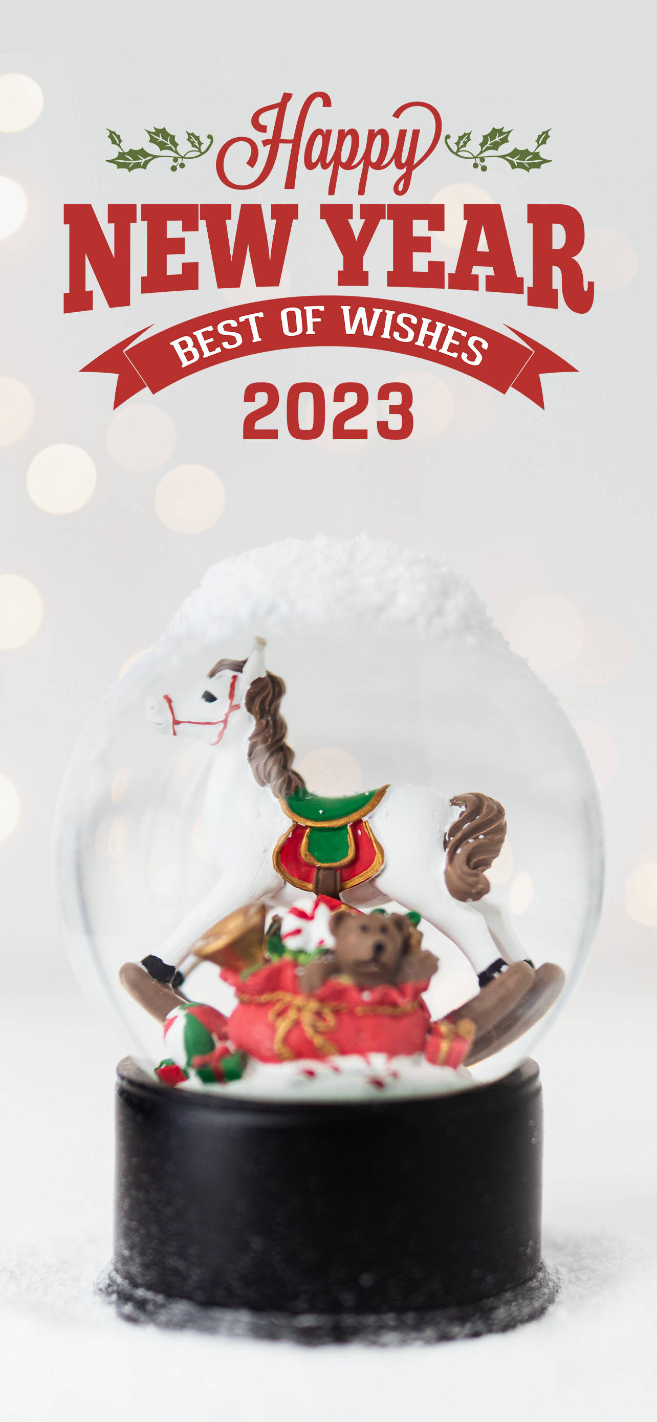 New Year 桌布 壁紙 — 一個節日雪球，內有馴鹿和泰迪熊穿著節日服裝，坐在雪地基座上，下方有 'Happy New Year 2023' 文字。