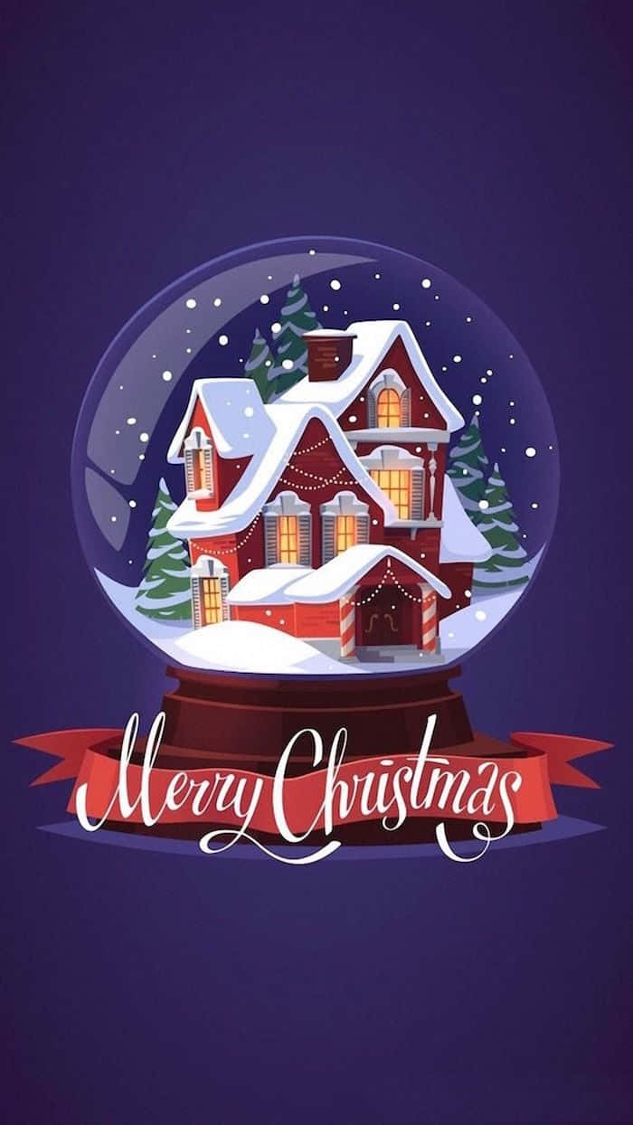 Cool Christmas 桌布 壁紙 — 一個節日雪球包裹著一間舒適的紅色房子，有發光的窗戶和白雪覆蓋的樹木，背景是深紫色。