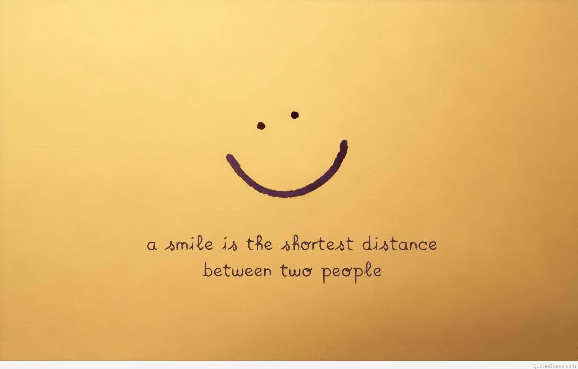 Motivational Quotes 桌布 壁紙 — 一個簡單的手繪笑臉在金色紙上，附有引言微笑是兩個人之間最短的距離。