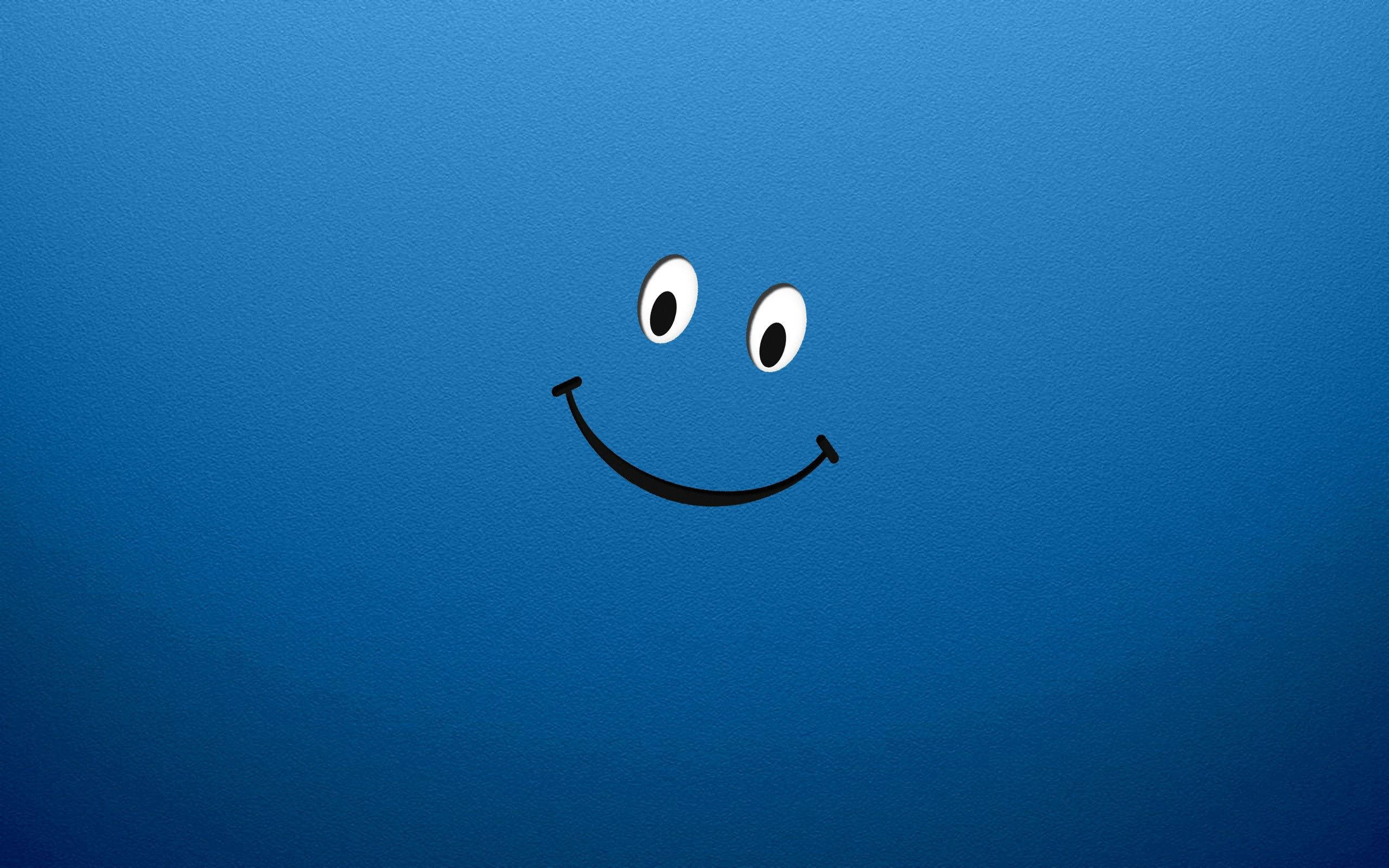 Smile 桌布 壁紙 — 一個簡單的笑臉，大眼睛，居中在帶紋理的藍色背景上。