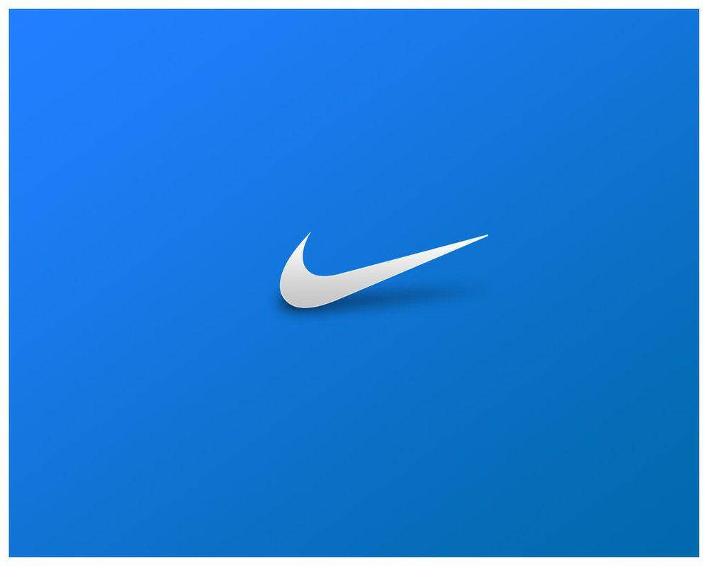 Nike 桌布 壁紙 — 一個簡潔的白色Nike swoosh標誌，居中在純皇家藍色背景上，帶有微妙的陰影效果。