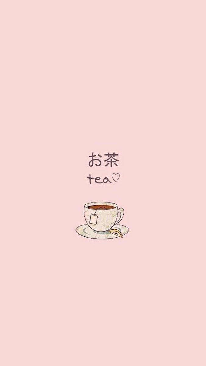 簡約手機 桌布 壁紙 — 一個簡約手繪茶杯，帶有標籤和餅乾，放在柔和的粉紅色背景上，附有日文和英文文字。