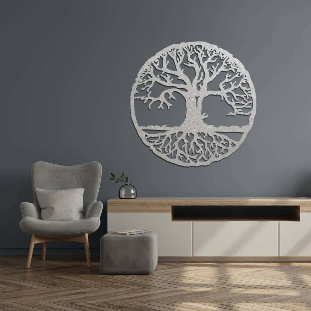 Tree Of Life 桌布 壁紙 — 一個簡約現代客廳，在木質控制台和灰色扶手椅上方設有大型白色生命樹牆藝術。