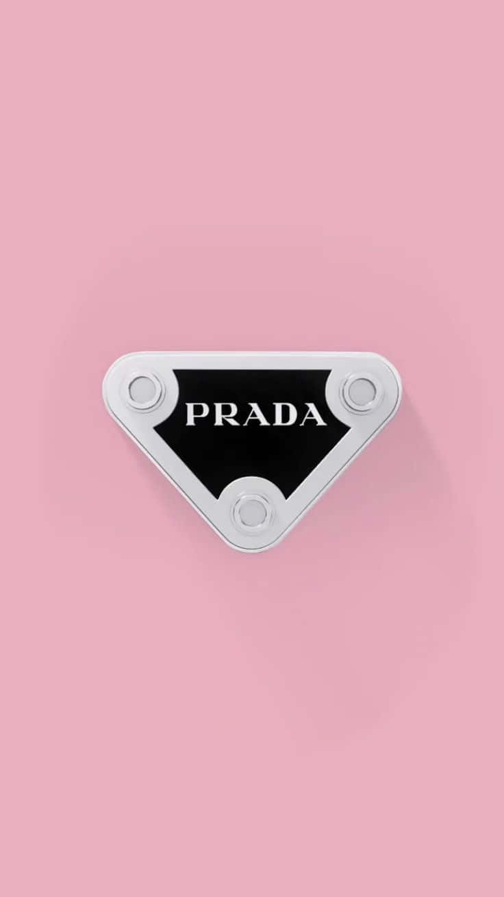 Prada 桌布 壁紙 — 一個簡約的Prada標誌三角形，銀色和黑色，置於柔和的粉紅色背景中央。