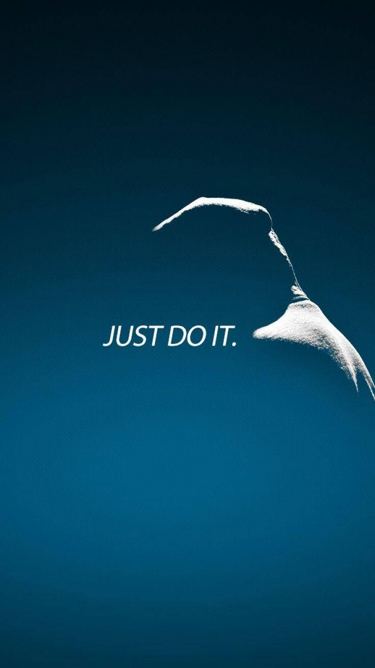 Nike iPhone 桌布 壁紙 — 一個簡約的剪影，描繪白雪覆蓋的山峰，背景是深藍色漸變天空，並帶有 JUST DO IT 文字。