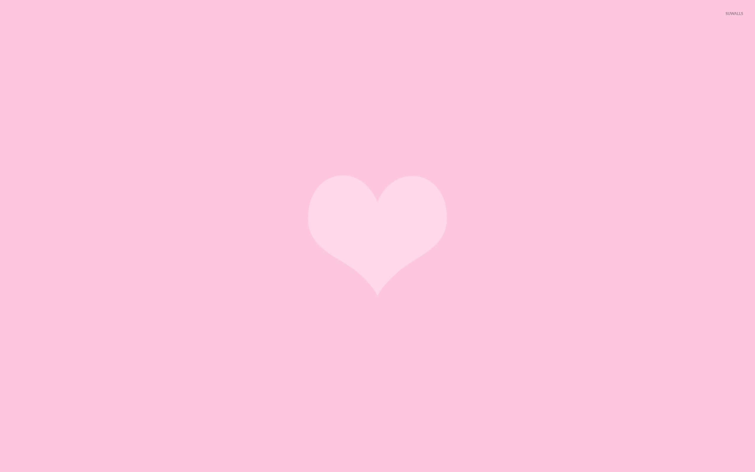 Plain Pink Desktop 桌布 壁紙 — 一個簡約的心形，採用柔和的粉彩色粉紅色，置於純粉紅色背景中央。