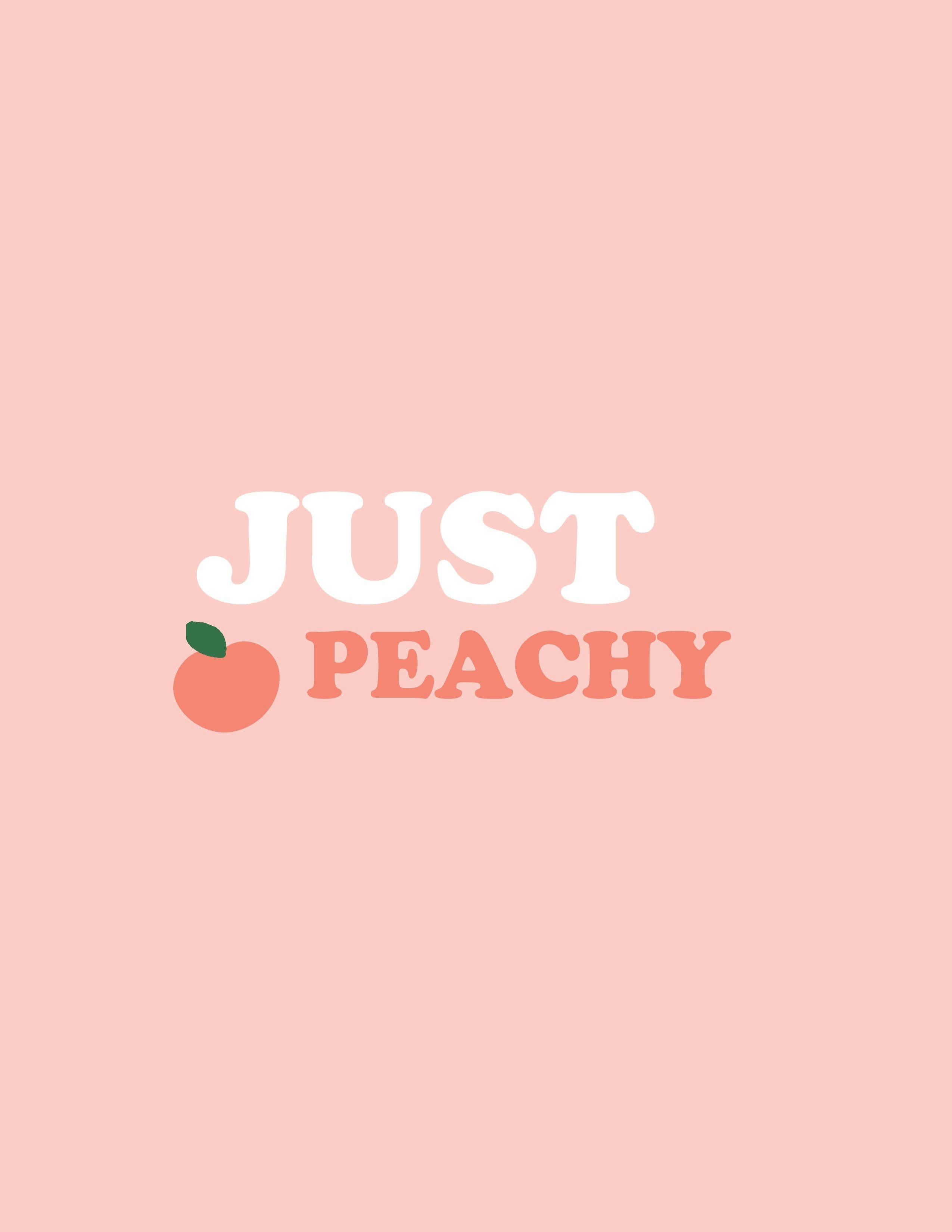 Peach Aesthetic 桌布 壁紙 — 一個簡約的桃色背景，上面有「JUST PEACHY」字樣，採用活潑的白色和桃色文字，並附有一個小桃子圖標。