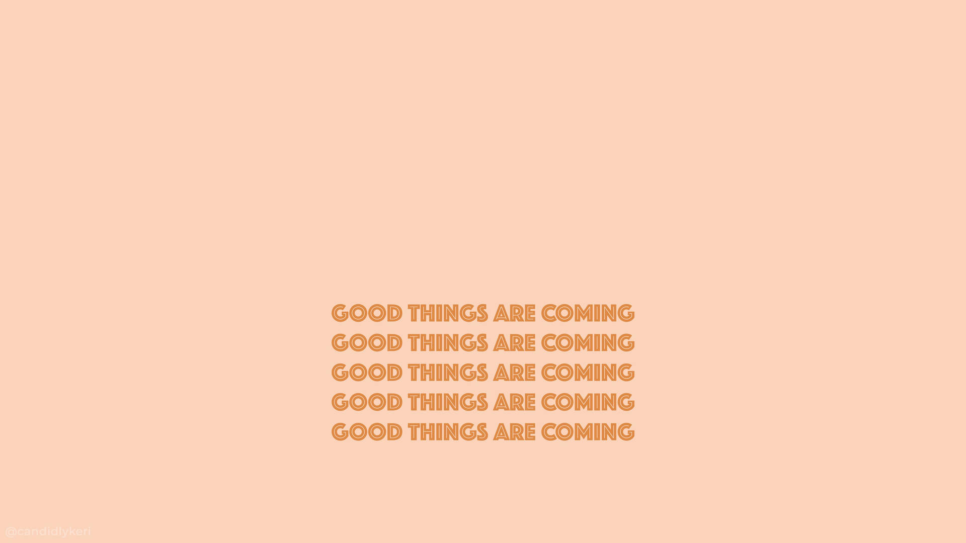 文字桌布，在桃色背景上以橙色寫著「GOOD THINGS ARE COMING」 — 美學字眼 壁紙