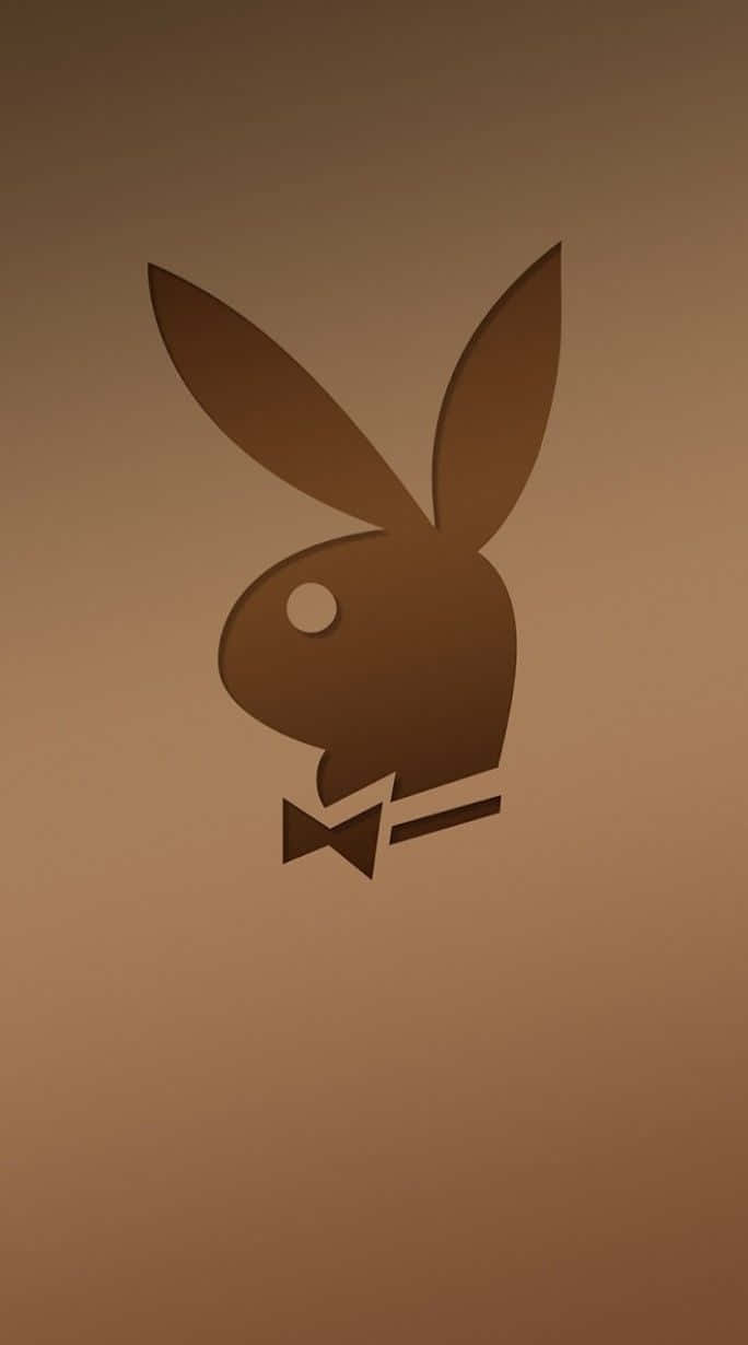 花花公子 桌布 壁紙 — 一個簡約的棕色Playboy兔子標誌，帶有蝴蝶結，居中在漸變棕色背景上。