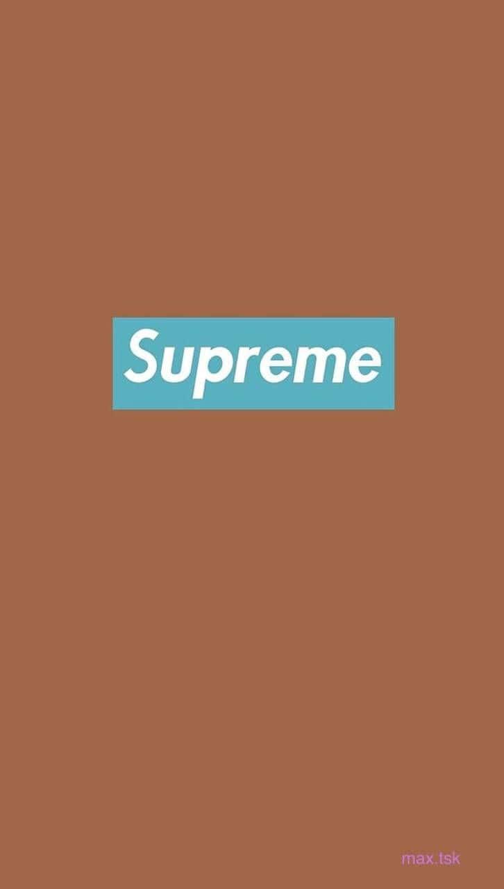 blue supreme 桌布 壁紙 — 一個簡約的棕色背景，中央有一個淺藍色矩形，上面有白色粗體字 'Supreme'。