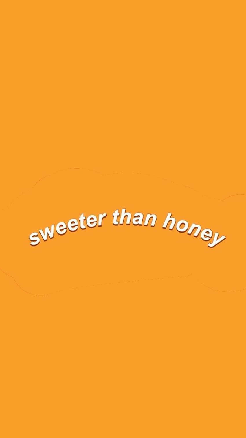 Cute Orange 桌布 壁紙 — 一個簡約的橙色背景，上面有白色彎曲文字寫著「比蜂蜜更甜」。
