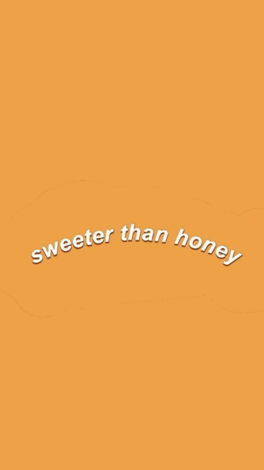 Pastel Orange 桌布 壁紙 — 一個簡約的橙色背景，上面有白色彎曲文字寫著「比蜜更甜」。