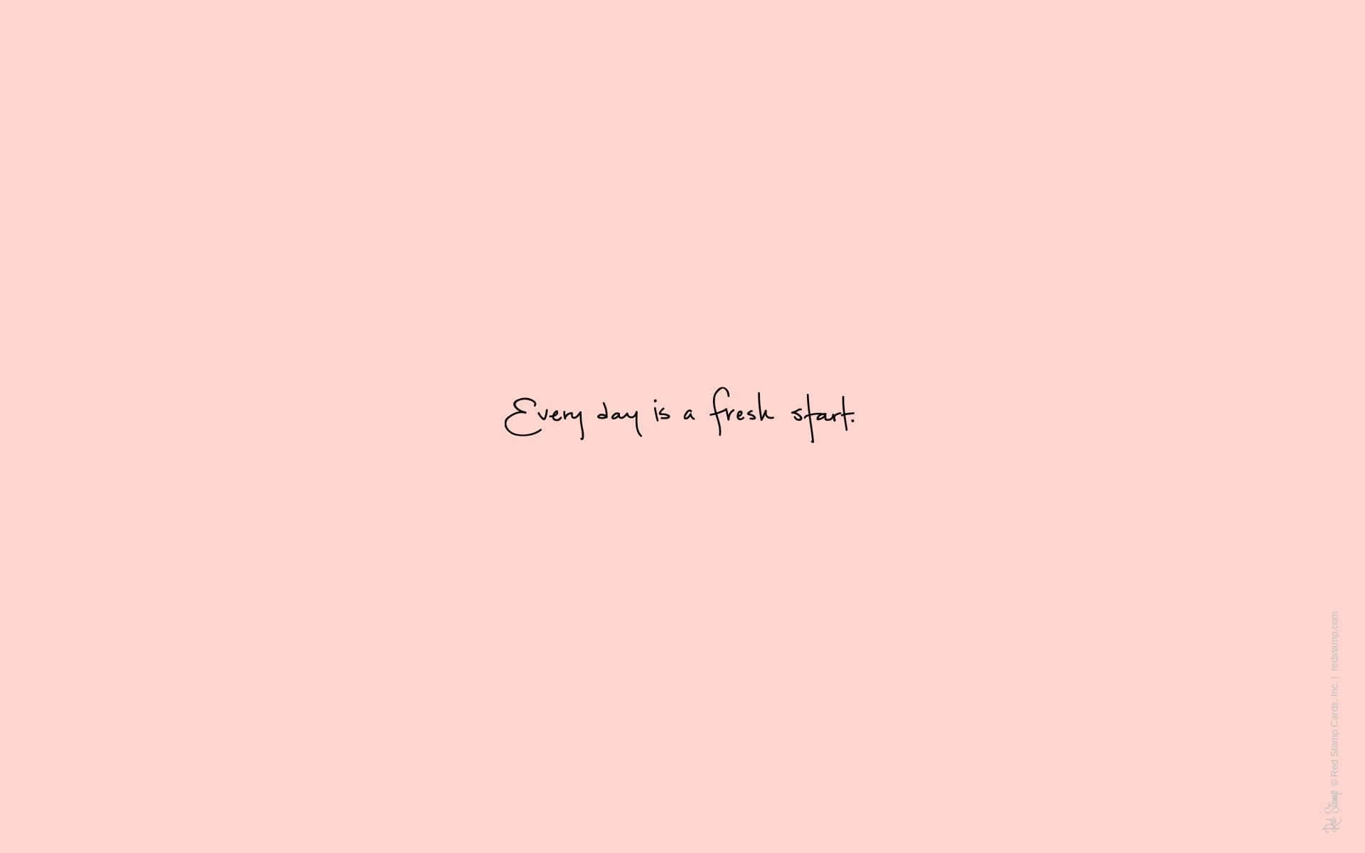 Pastel Peach Aesthetic 桌布 壁紙 — 一個簡約的淡粉紅色背景，中央以黑色手寫字體顯示「Every day is a fresh start」這句話。