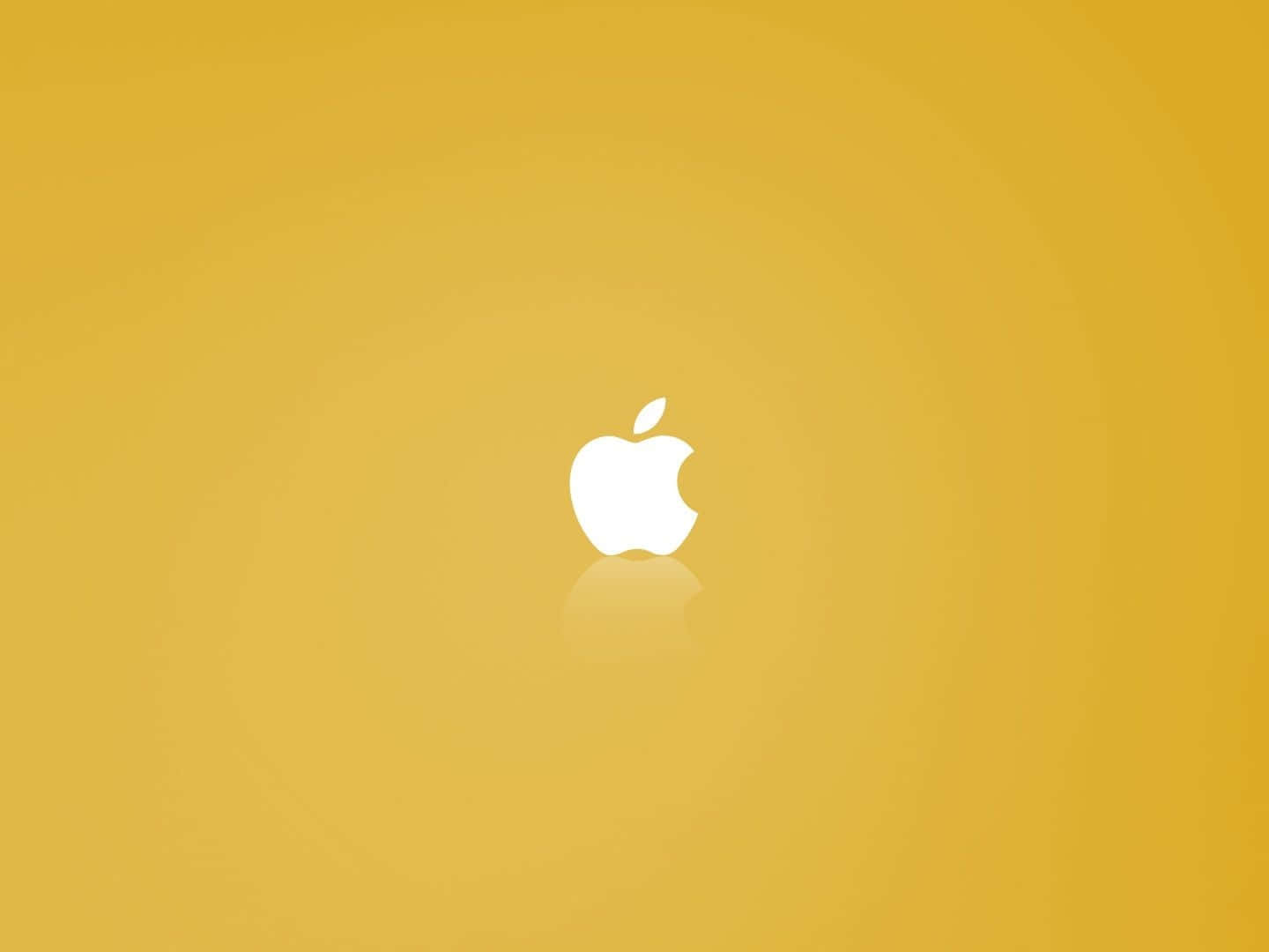 Cute Yellow Desktop 桌布 壁紙 — 一個簡約的白色Apple標誌，置中在溫暖的金色漸變背景上，帶有微妙的倒影。