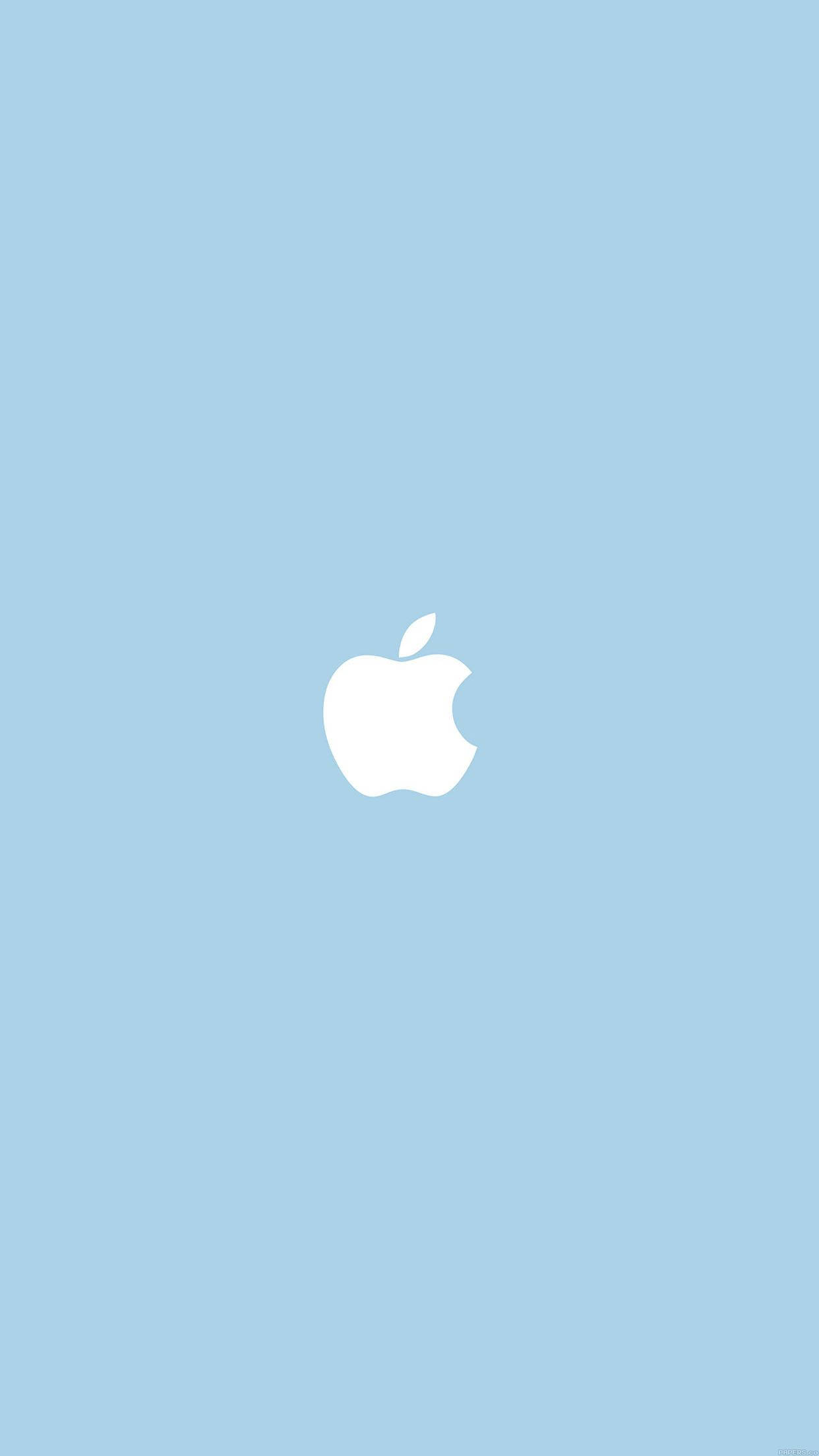 Aesthetic iPhone 11 桌布 壁紙 — 一個簡約的白色Apple標誌，置於柔和藍色背景中央。