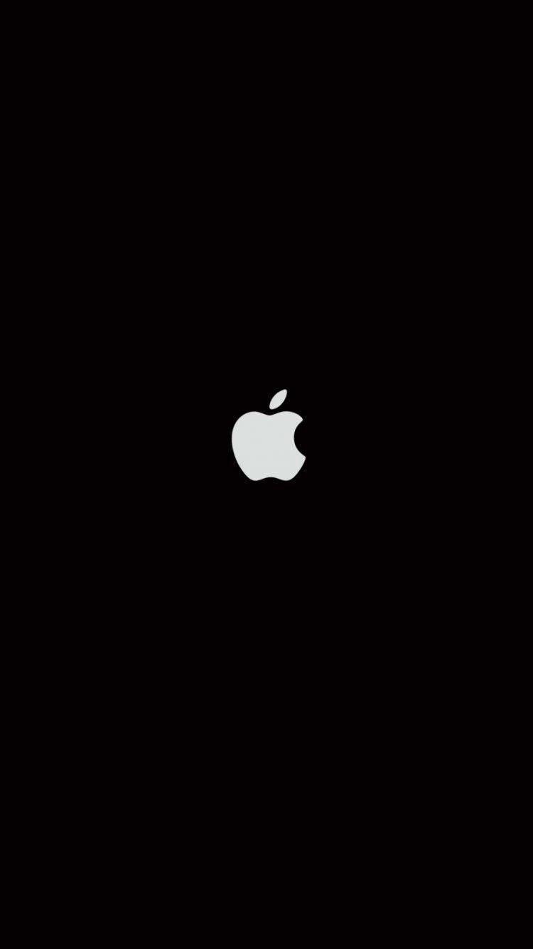 黑色 iPhone 桌布 桌布 壁紙 — 一個簡約的白色Apple標誌居中於純黑色背景上。