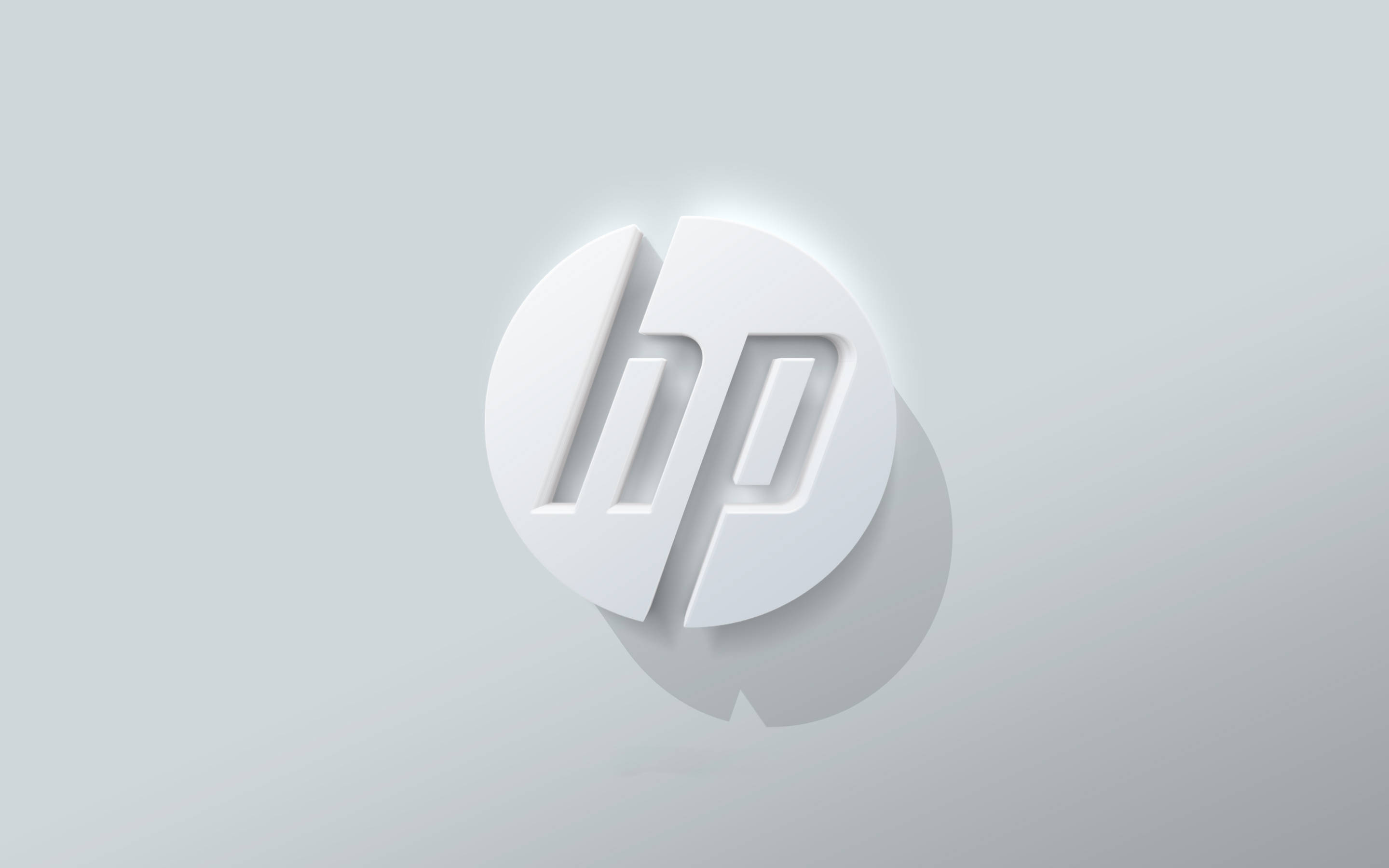 Hp Laptop 桌布 壁紙 — 一個簡約的白色HP標誌，帶有柔和陰影，居中在淺灰色漸變背景上。