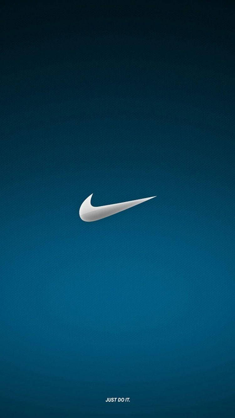 Nike iPhone 桌布 壁紙 — 一個簡約的白色Nike swoosh標誌居中在漸變藍色紋理背景上，底部有標語just do it。