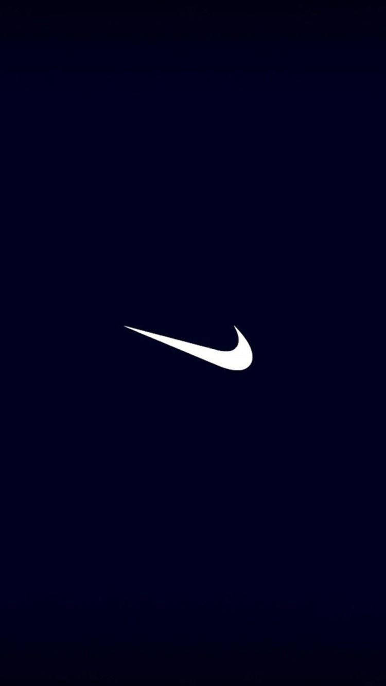 Nike iPhone 桌布 壁紙 — 一個簡約的白色Nike勾勾標誌，居中放在深海軍藍色背景上。