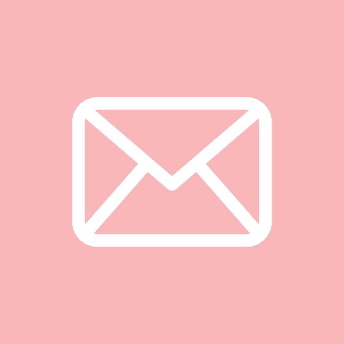 Gmail 動圖 桌布 壁紙 — 一個簡約的白色信封圖示輪廓，居中放置在純色柔和粉紅色背景上。