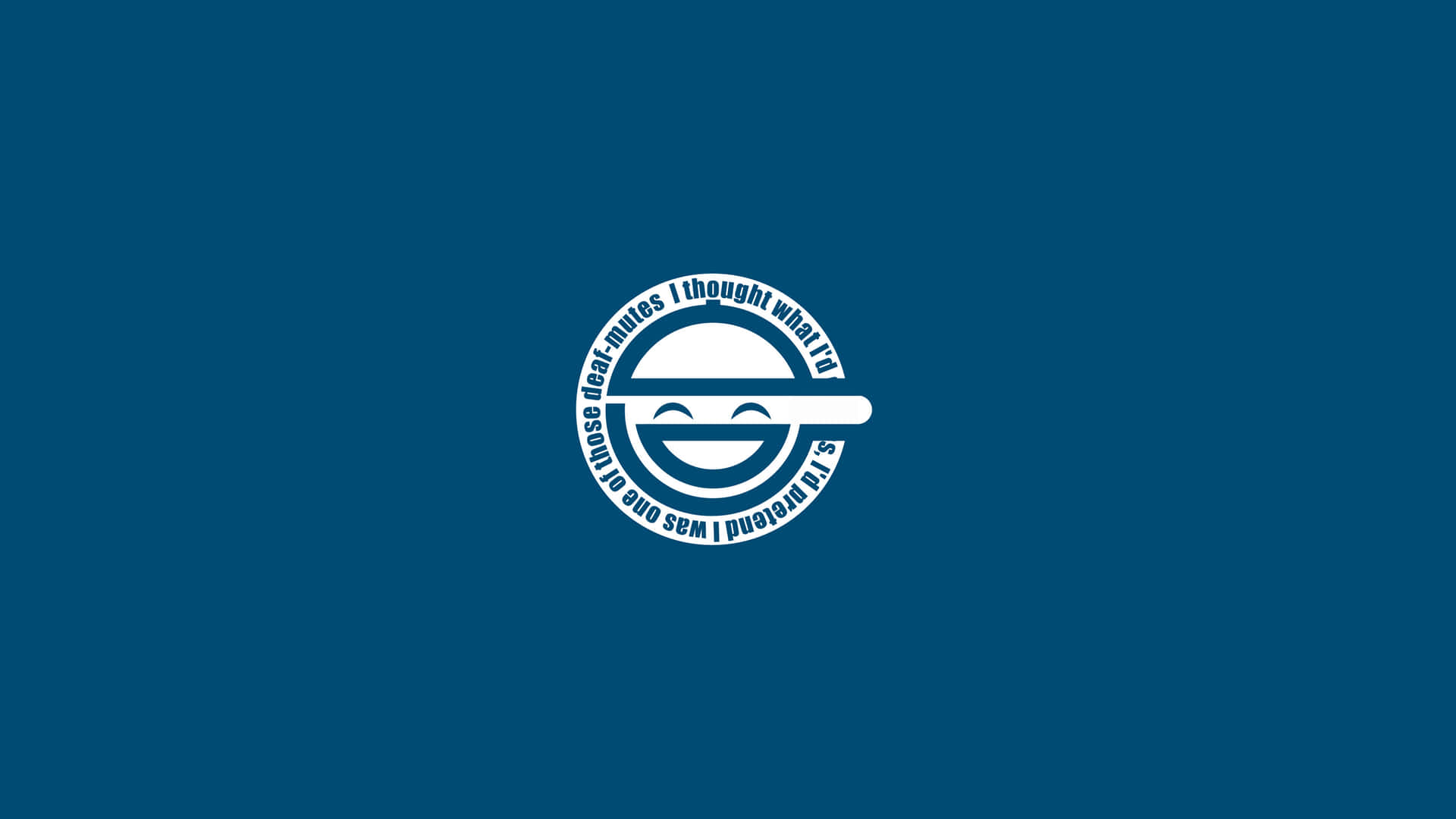 The Laughing Man 桌布 壁紙 — 一個簡約的白色圓形標誌，帶有笑臉和文字，位於純青色背景上。